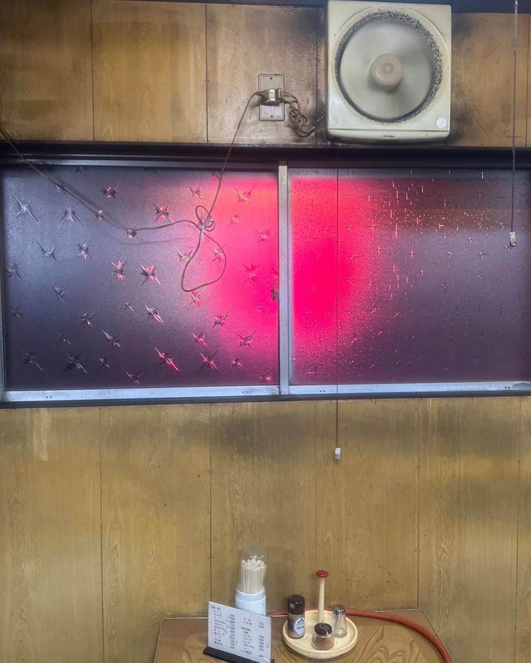 野口健さんのインスタグラム写真 - (野口健Instagram)「夜はご近所の「焼肉センターまるま」さんに、お隣のあやひやさんの星野さんとお食事(^^)   行きつけのお店ですが、昭和に迷い込んだようなこの世界が昭和生まれとしては、なんとも居心地がいいんですね。ほっとするんだなぁ。僕は父親が公務員だった為に、子供の頃から転勤族。いわゆる地元というものがないんですね。だからかな、大月の古民家生活を始めて、やっと「地元」ができたような。本当にそう感じるんですね。地元があるって、やっぱりいいんですよね。今夜はホッとするいい時間を過ごせました。明日は庭仕事の後にお山かな。  #野口健」5月8日 22時51分 - noguchiken8848