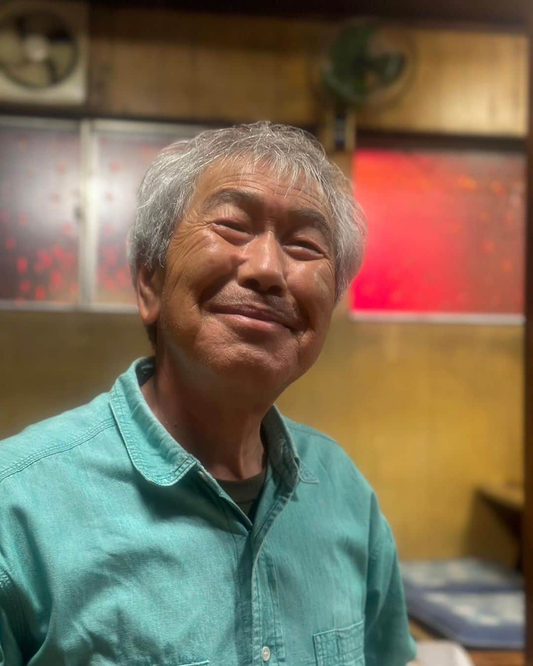 野口健さんのインスタグラム写真 - (野口健Instagram)「夜はご近所の「焼肉センターまるま」さんに、お隣のあやひやさんの星野さんとお食事(^^)   行きつけのお店ですが、昭和に迷い込んだようなこの世界が昭和生まれとしては、なんとも居心地がいいんですね。ほっとするんだなぁ。僕は父親が公務員だった為に、子供の頃から転勤族。いわゆる地元というものがないんですね。だからかな、大月の古民家生活を始めて、やっと「地元」ができたような。本当にそう感じるんですね。地元があるって、やっぱりいいんですよね。今夜はホッとするいい時間を過ごせました。明日は庭仕事の後にお山かな。  #野口健」5月8日 22時51分 - noguchiken8848