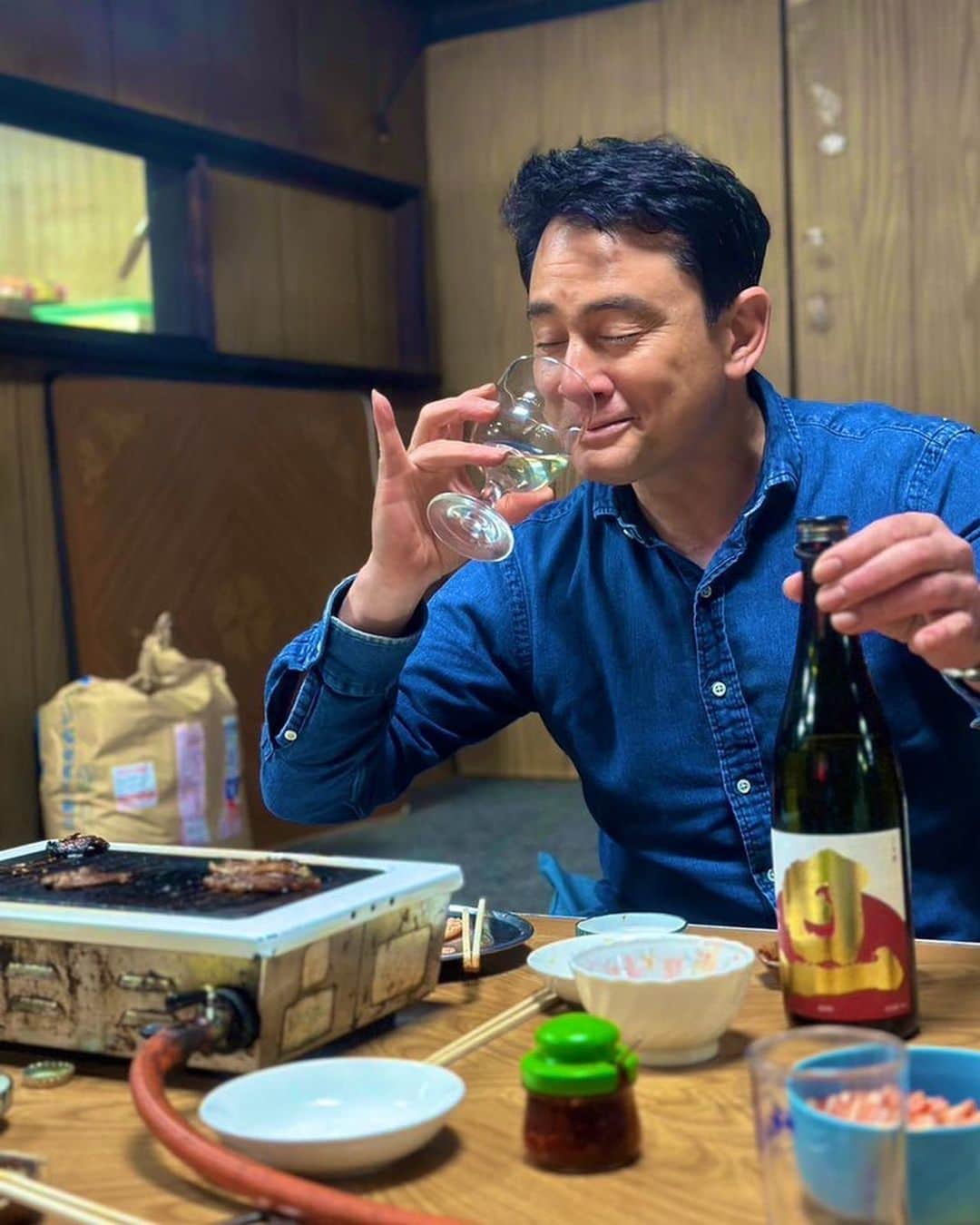 のインスタグラム：「夜はご近所の「焼肉センターまるま」さんに、お隣のあやひやさんの星野さんとお食事(^^)   行きつけのお店ですが、昭和に迷い込んだようなこの世界が昭和生まれとしては、なんとも居心地がいいんですね。ほっとするんだなぁ。僕は父親が公務員だった為に、子供の頃から転勤族。いわゆる地元というものがないんですね。だからかな、大月の古民家生活を始めて、やっと「地元」ができたような。本当にそう感じるんですね。地元があるって、やっぱりいいんですよね。今夜はホッとするいい時間を過ごせました。明日は庭仕事の後にお山かな。  #野口健」