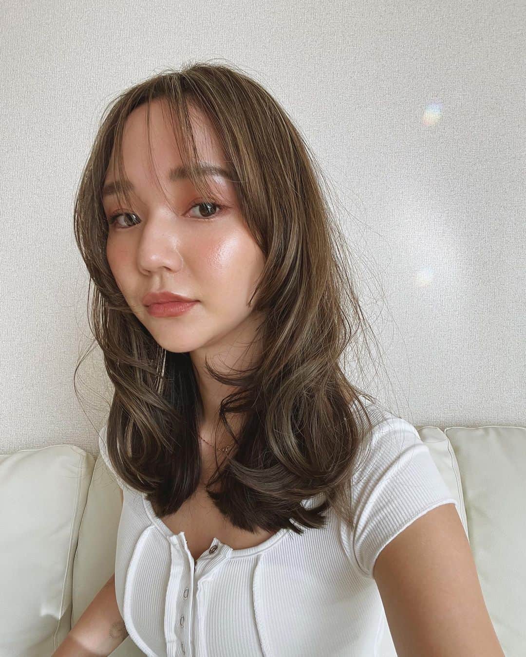 宮崎絹子のインスタグラム：「New hair🦋 #レイヤーカット #ハイライト  @mellowsalon @mellow_watarutakagi」