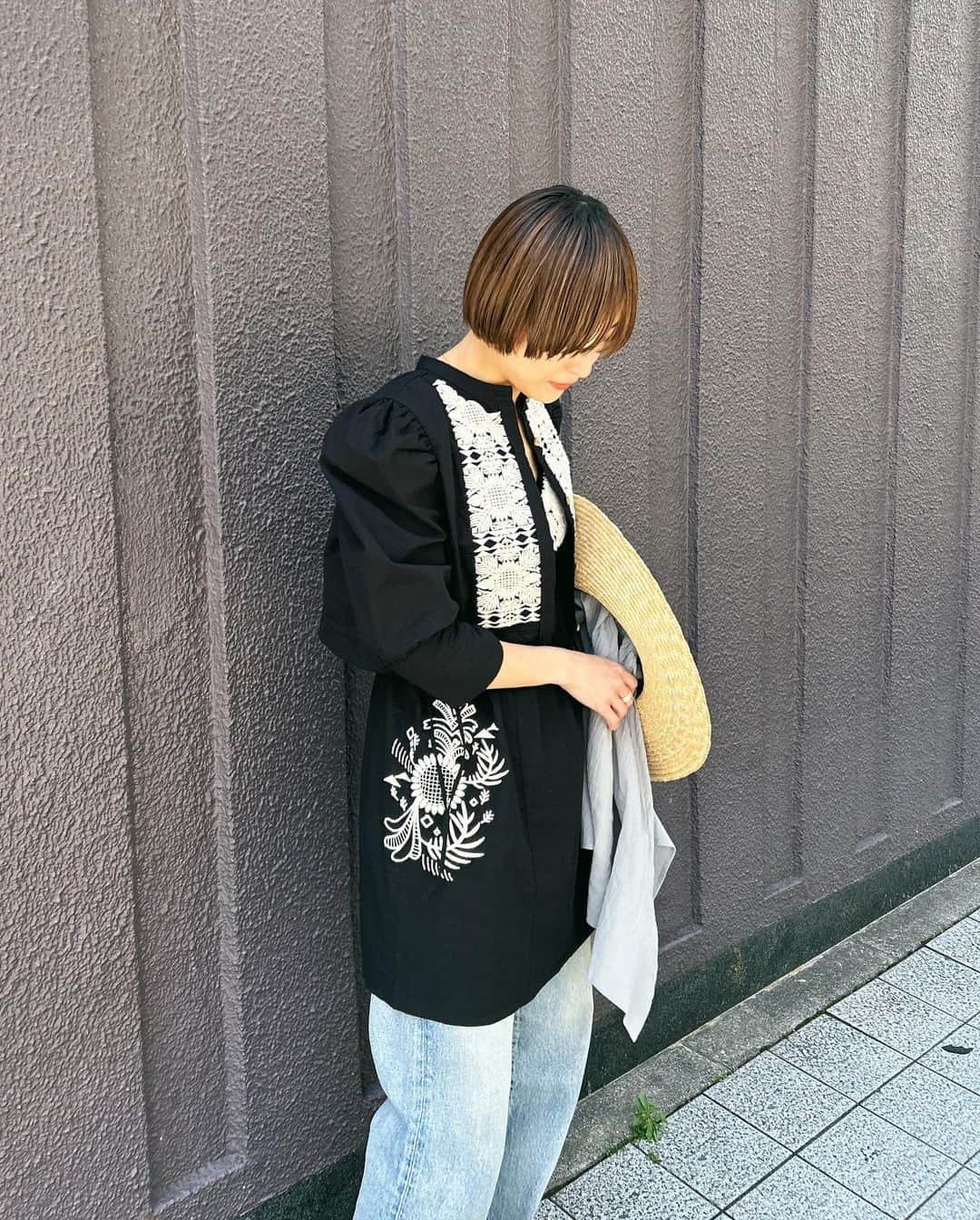 MOUSSY SNAPさんのインスタグラム写真 - (MOUSSY SNAPInstagram)「#MOUSSYSNAP @kahori_1027 160cm  ・M_EMBROIDERY BLOUSE(010GS330-0780) ・M_EMBROIDERY CAMISOLE(010GS330-0790) ・HIGH WAIST DAMAGE LOOSE STRAIGHT(010GAS11-5210) ・M_STOLE HAT(010GS250-0610) 全国のMOUSSY店舗／SHEL'TTER WEBSTORE／ZOZOTOWNにて発売中。  #MOUSSY #M_MOUSSY #MOUSSYJEANS #春コーデ #エンブロイダリーブラウス #刺繍ブラウス #キャミワンピ #デニムコーデ」5月8日 22時53分 - moussysnap
