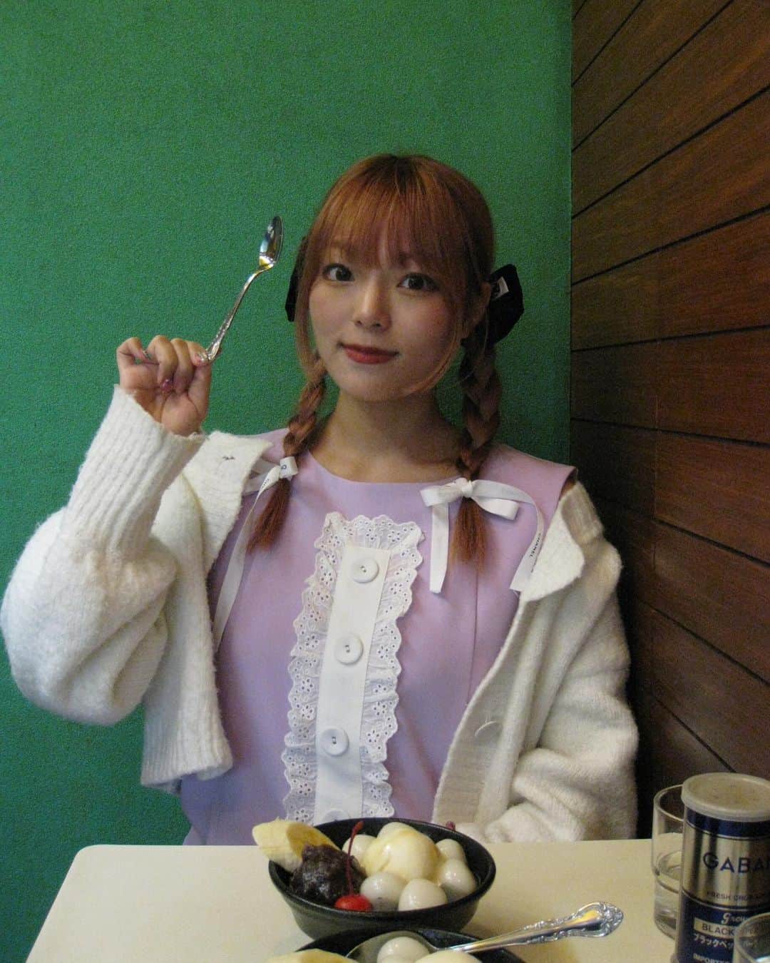 のインスタグラム：「*:..｡♡*ﾟ¨ﾟﾟ･*:..｡ ロマのお洋服はクリームあんみつにも合うの🎀 素敵な色の壁の前でぱしゃり📸」