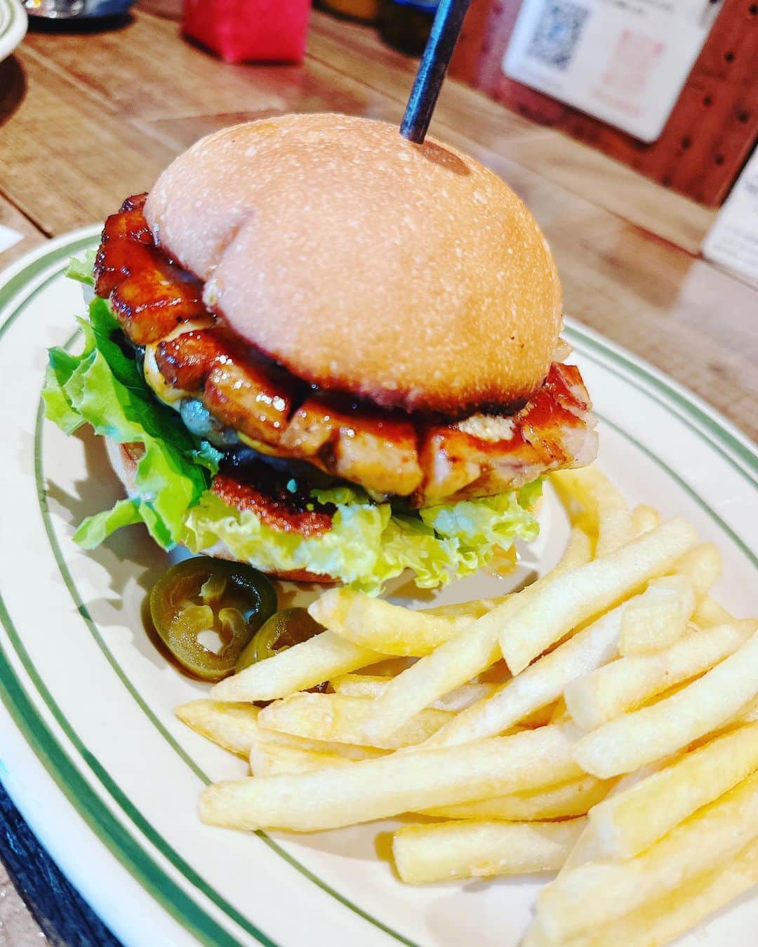 生天目仁美 さんのインスタグラム写真 - (生天目仁美 Instagram)「友達とハンバーガーを食べた。 こういうハンバーガー 久々に食べたけど… やっぱり美味しいねぇ😋」5月8日 23時04分 - naba3po
