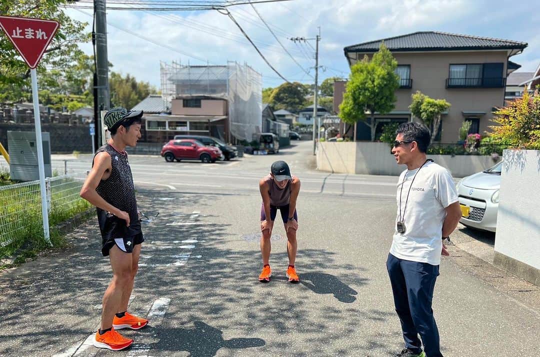 服部勇馬さんのインスタグラム写真 - (服部勇馬Instagram)「Prague International Marathon 2023  8th 2.10'34  今回のチャレンジをサポート、応援してくださった 皆さまありがとうございました！  大阪マラソンが走り終えてから、短期間でマラソンを連戦する事は私にとっては新たな挑戦でした。  このチャレンジにネガティブな要素はなく、新たなマラソンの取り組み方、領域を広げると思い高揚感を持ってここまでの過程を過ごしてきました。  結果としてMGC出場権を獲得できず、悔しいですが 今回の経験を糧に新たな目標を設定して走っていきます。  プラハマラソンに向けて、 共に準備してきた安井おめでとう！そしてありがとう！MGC、おれの分も頑張って！ @yaaasui0519   @runczech   photo by impress running」5月8日 22時59分 - hattori.1113