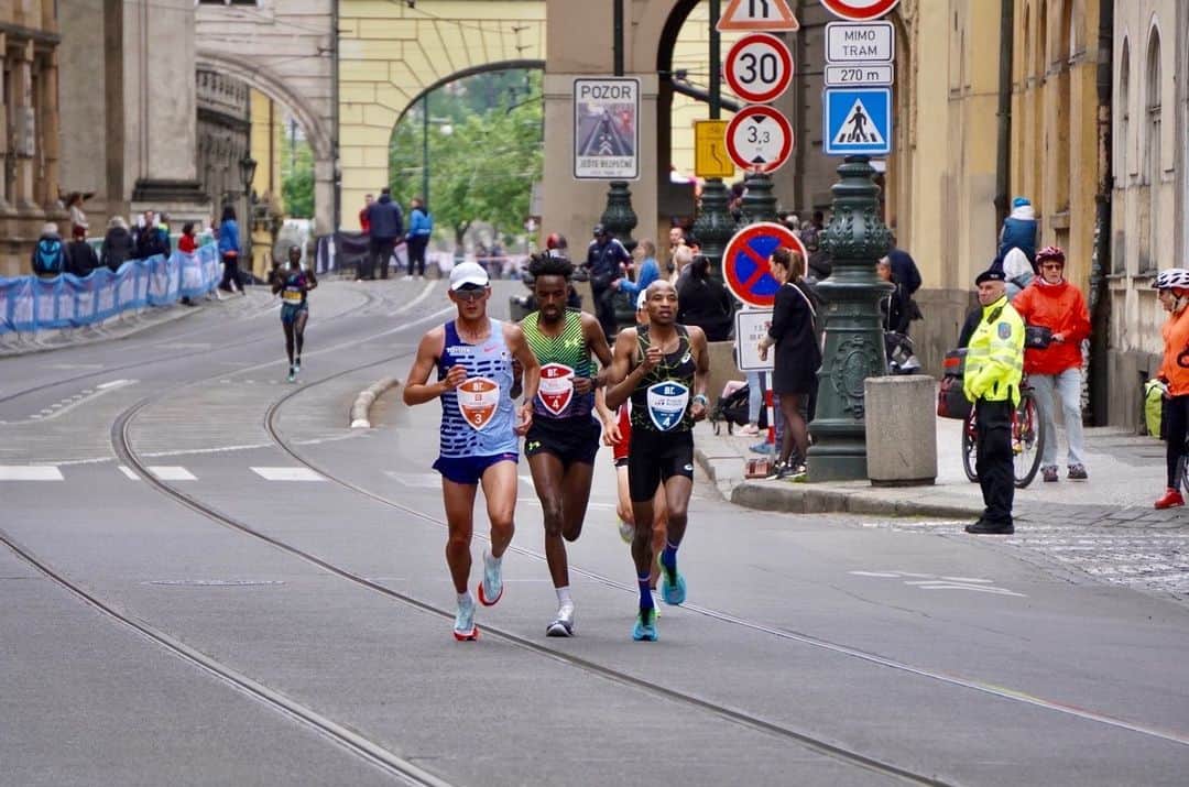 服部勇馬さんのインスタグラム写真 - (服部勇馬Instagram)「Prague International Marathon 2023  8th 2.10'34  今回のチャレンジをサポート、応援してくださった 皆さまありがとうございました！  大阪マラソンが走り終えてから、短期間でマラソンを連戦する事は私にとっては新たな挑戦でした。  このチャレンジにネガティブな要素はなく、新たなマラソンの取り組み方、領域を広げると思い高揚感を持ってここまでの過程を過ごしてきました。  結果としてMGC出場権を獲得できず、悔しいですが 今回の経験を糧に新たな目標を設定して走っていきます。  プラハマラソンに向けて、 共に準備してきた安井おめでとう！そしてありがとう！MGC、おれの分も頑張って！ @yaaasui0519   @runczech   photo by impress running」5月8日 22時59分 - hattori.1113