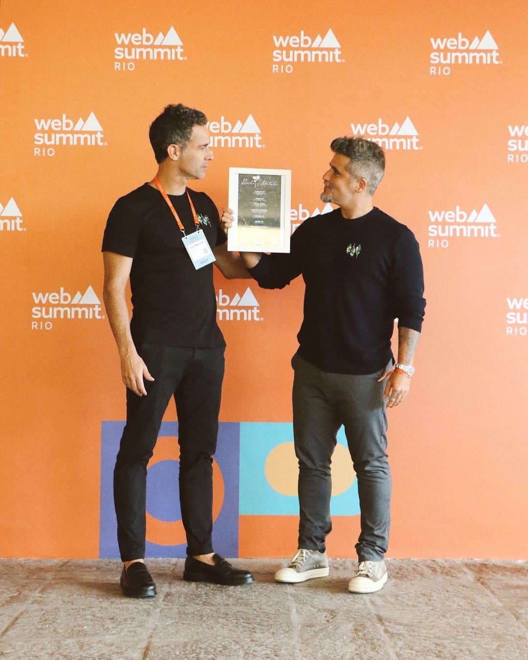Bruno Gagliassoのインスタグラム：「Mais uma conquista ✅  O @ranchodmontanha recebeu agora o selo @bmv_global de sustentabilidade. Uma grande vitória que representa tudo aquilo pelo que sempre trabalhei.  Por meio de energia renovável limpa, reflorestamento, neutralização da emissão de carbono e investimento na biodiversidade, conseguimos criar um ambiente 100% amigo do meio ambiente. Foram 407,89m2 de preservação de vegetação nativa, 1.749 unidades/ha de preservação de espécies de fauna e 203,95m2 de área de produção apoiada.  E sempre bom ressaltar que cuidando da natureza estou cuidando da minha família!  É sobre esse assunto que trato na entrevista que foi ao ar pela @folhadespaulo e também pela @globonews . Quem me conhece sabe que acredito no caminho do verde. E além de preservar nosso planeta, ele pode dar lucros sim!   Meu negócio através da @pachamamainvestimentos é capaz de transformar sustentabilidade em moeda verde, é capaz de valorar os serviços ambientais prestados pelas florestas Brasileiras e rentabilizá-los no mundo todo !   É a natureza cada vez mais se tornando o centro, e isso me enche de felicidade!!」