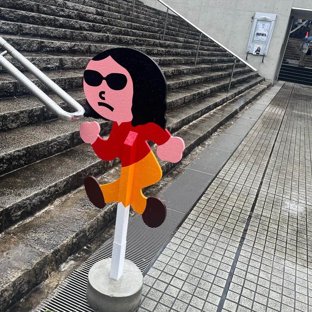 永田詩央里のインスタグラム：「先日、みうらじゅんさんの展覧会「みうらじゅんFES マイブームの全貌展」へ行ってきました！(撮影可です📷)  マイブームという言葉はみうらじゅんさんの造語なのです！みうらじゅんさんの歴代マイブームと共に飾られている関連グッズやスクラップの圧倒的物量・情報量！頬が緩んでしまう展示ばかり！展覧会で肩を震わせたのは初めてでした。本当にすごいお方だ～。 共通点も発見しました！ピーポくんブーム！最近の私のブームです！すごい！  数多の新たな領域を作り出していらっしゃって、存在も視点も唯一無二なみうらじゅんさんのように、私も自分にしかできないことや自分なりの人生の楽しみ方を探し続けたいなと思います‎⌯'･'⌯」