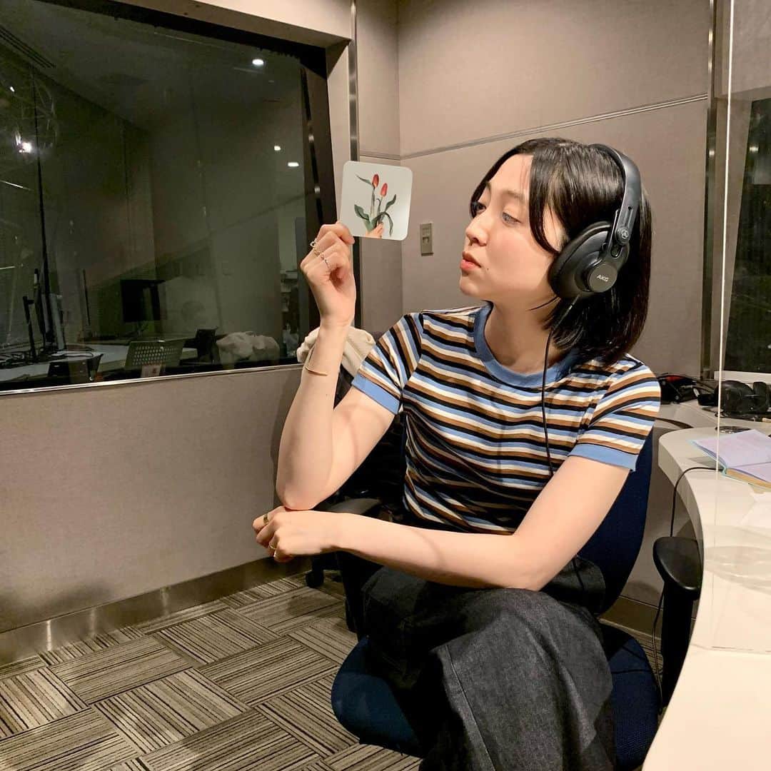 小谷実由のインスタグラム：「podcastおみゆの好き蒐集倶楽部が始まって気付けば1ヶ月が経ちました🦭早い 毎回ひとつ改善できたと思ったらまた新しく直したいところが増えて、毎日頭の中が修行のようなのですがそれは今まで体験したことがない感覚でもあり、とても嬉しいことです。しかし未だにずっと緊張しています。これは良い緊張感！なので、これからも抱えていようと思います。  そして、毎週ゲストの方からお預かりした大切なことを沢山の人に届けることができる喜びを感じています。少しでも聴いてくださる皆さんの中にある"好き"の気持ちがもっともっと鮮やかになるように、引き続き素敵な番組にするぞ〜🦭❤️‍🔥❤️‍🔥  おたよりや質問コーナー、DMなどで寄せてくださる皆さんからの感想もニヤニヤしながらいつも拝見しています🫶ありがとうございます🦭🦭 #おみゆの好き蒐集倶楽部  @omiyuno_sukiclub」