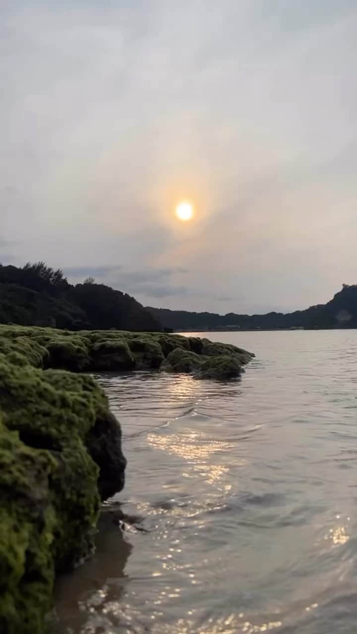 本島彩帆里のインスタグラム：「古宇利島、サンセットの音。  #沖縄#古宇利島#波#wave#calmsea#okinawa」