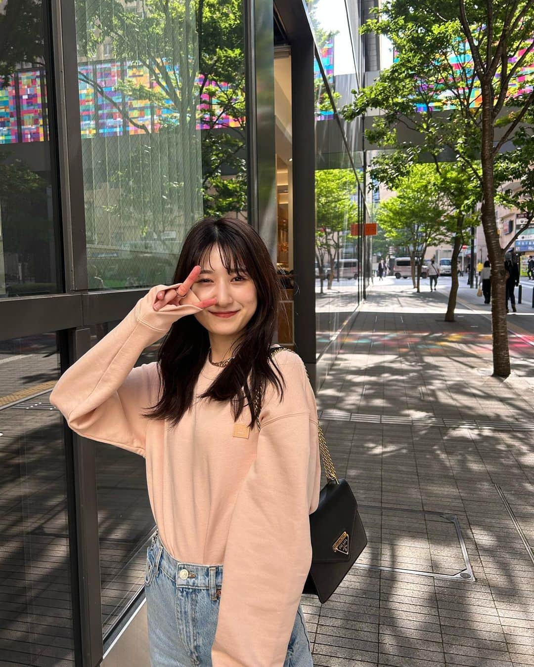 濱田よりかのインスタグラム：「✌️🐷 . . . スウェット1枚で過ごせる季節って貴重だよね🌸☺️ . . . . . #acnestudios #tomorrowland #zara #prada #ootd #denim #japan #tokyo #acne #pradabag #tokyocafe #スウェットコーデ #デニムコーデ #東京カフェ #春コーデ #韓国ファッション #韓国コーデ」