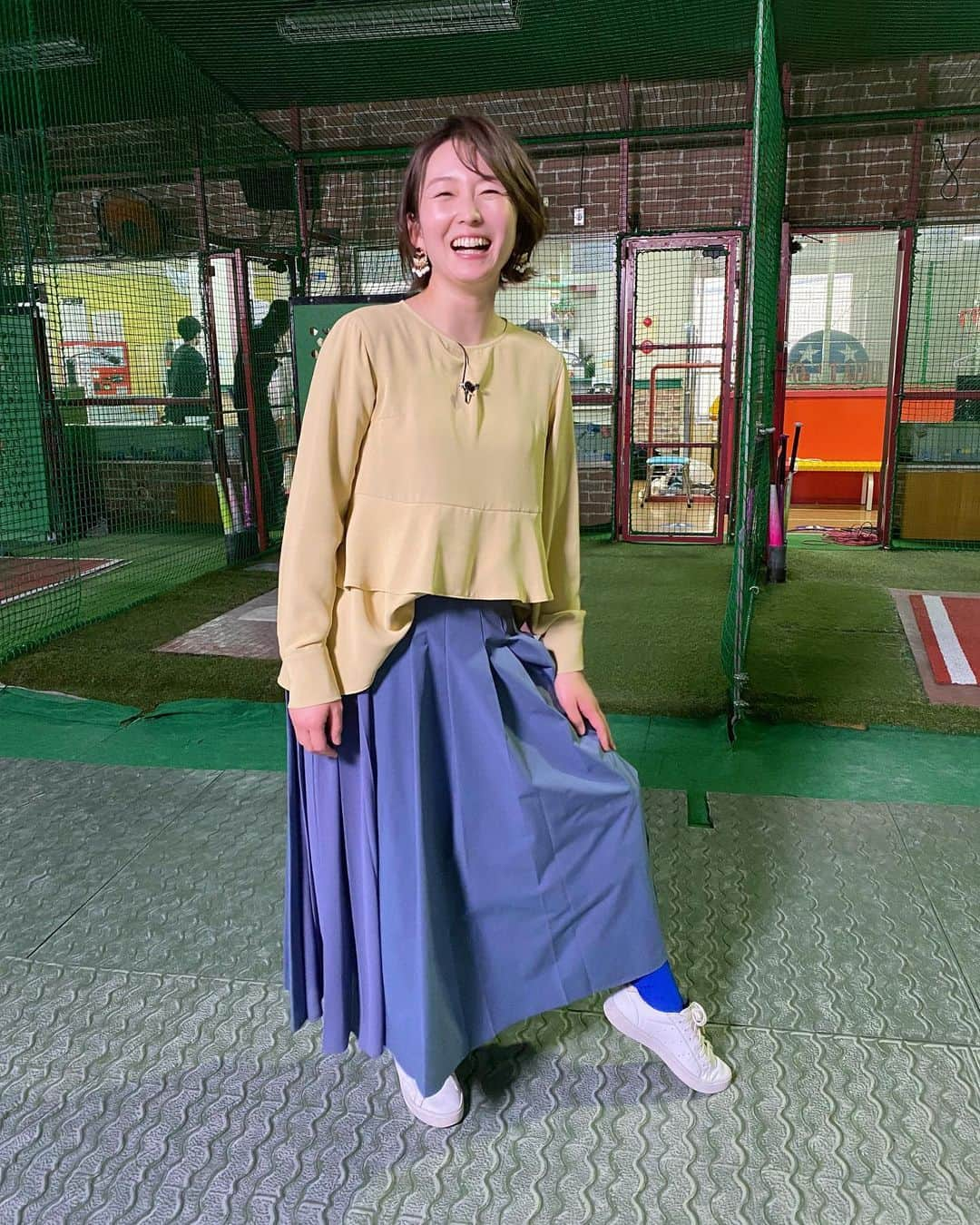 狩野恵里さんのインスタグラム写真 - (狩野恵里Instagram)「.  バッティングセンターに行くと  気合いが入りますね。  靴下は、青、と  決めていました⚾️  衣装 スカート、トップス➡️#Andemiu  #松坂大輔 さん #家ついて行ってイイですか」5月8日 23時22分 - kano_eri_1029