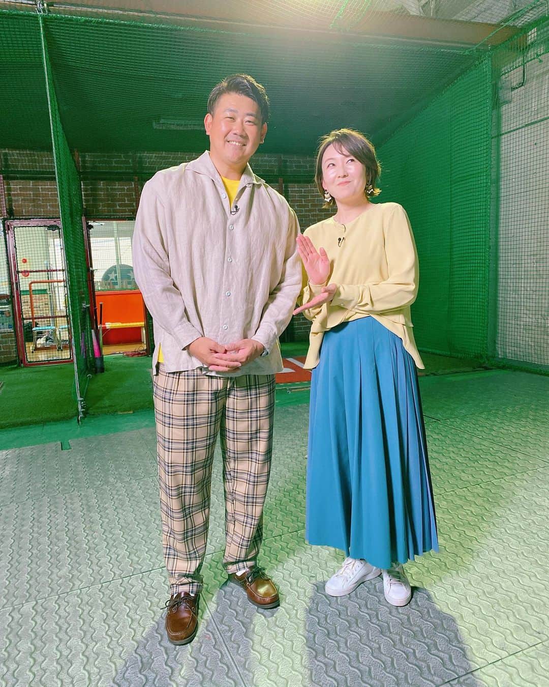 狩野恵里のインスタグラム：「.  バッティングセンターに行くと  気合いが入りますね。  靴下は、青、と  決めていました⚾️  衣装 スカート、トップス➡️#Andemiu  #松坂大輔 さん #家ついて行ってイイですか」