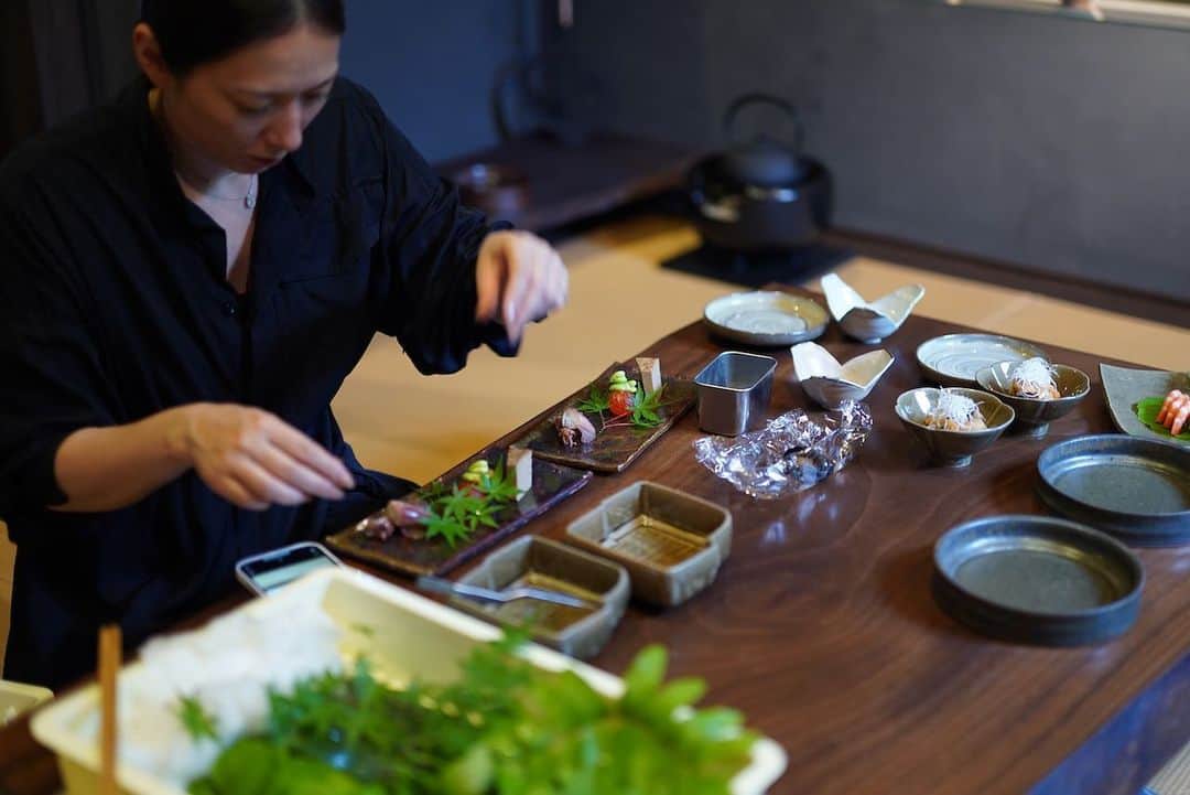 行方 久子 Hisako Namekataのインスタグラム：「. 唐津の某日本食屋さんに作っていただいたお料理をピンセットと箸で @mitohgama るいさんの器たちに懸命に盛り付けている様子。  出来上がりは、ディレクションしているコンテンツで7月に！」
