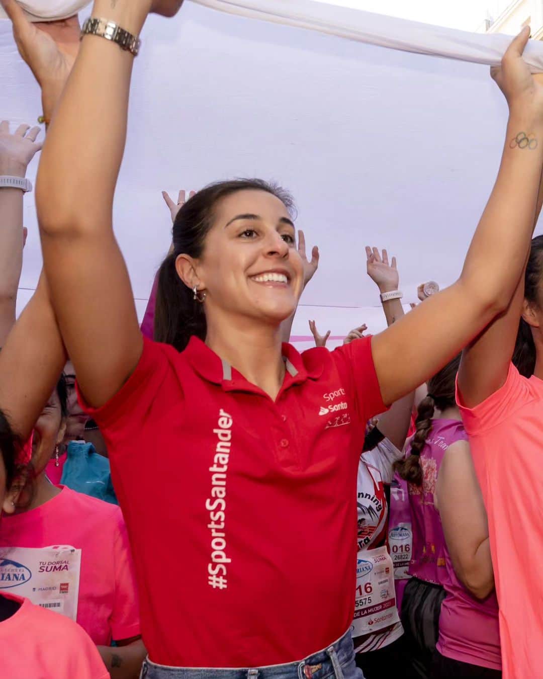 キャロリーナ・マリンのインスタグラム：「Que la @carreramujer es uno de los eventos más importantes del año lo demuestra las miles de nosotras que acudimos en masa a cada edición 🩷 No siempre puedo participar por las competiciones, pero este año no me la quise perder 💪 @santanderexperiences」