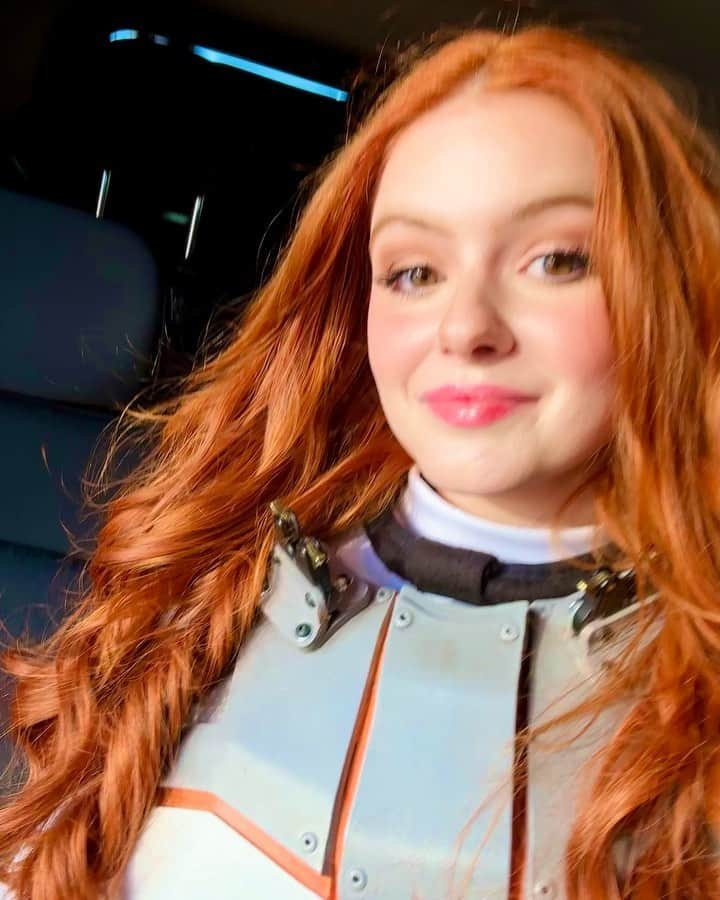 アリエル・ウィンターのインスタグラム：「🚀 brb I’m an astronaut on Mars rn 🚀」