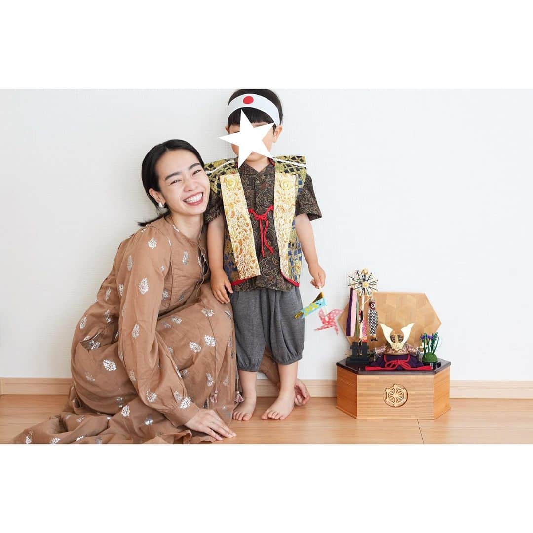 のインスタグラム：「. 『毎年恒例の記念撮影🎏』  赤ちゃんの頃には、足まですっぽり隠れていた陣羽織も・・・ 今やサイズアウト寸前👦🏻  大きくなったなとしみじみ。  息子さん👦🏻 去年の夏に始めたトイトレは本当にスムーズで天晴れでした✨ そんな我が家は、トイレに踏み台を置かないスタイル🚽 こどもの日に一緒にトイレに行くと。 「のぼれるんだよ〜」と言ってくる息子さん。 ん！なにが？って・・・え！？ 手すりを使って、うまい具合に1人で登って 降りれちゃうことが発覚！？  え！？すごい👏🏻 ・・・と、感動したものの。 でも、まだ良いよ🥲 ・・・と、内心寂しさの方が強かったです。笑  すくすくと本当に天晴れな成長っぷりの息子さん👦🏻 これからも、のびのび自分らしく楽しんで成長してね✨  #model #satorujapan #akemigondo #モデル #サトルジャパン #権藤朱実 →@satorujapan_official →@akemigondo ☑︎プロフィールのリンクにて、写真公開中☆ ☑︎リールにて、息子のあれこれ公開中☆」