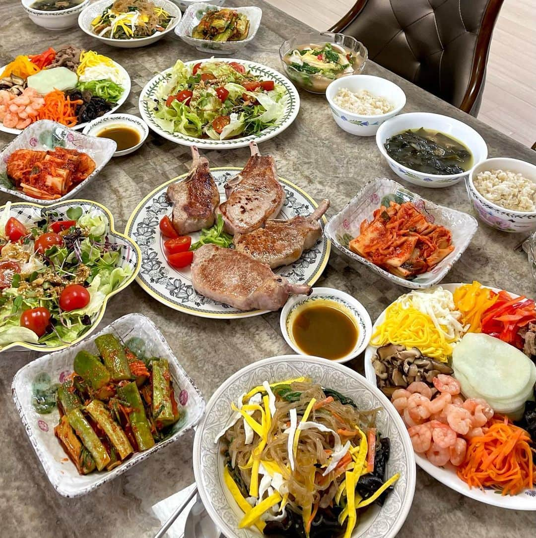 チェ・スルギさんのインスタグラム写真 - (チェ・スルギInstagram)「. 가족식사 🥕🥩🥗🍗」5月8日 23時18分 - angel9028