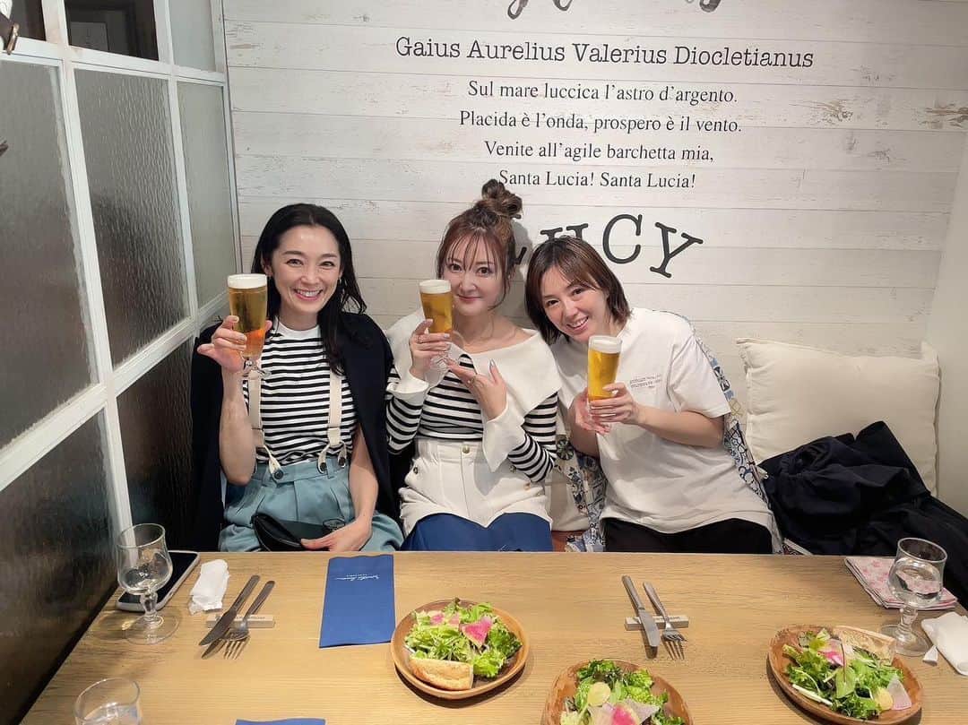 のインスタグラム：「ちょいと前の話 メグとボーダー被りの日🤣♡ そして10何年ぶり？のまいちゃんと♡  ランチ楽しかったね〜！  #ランチ #大人になりましたが #みんなかわいい　 #そしておもしろい🤣  #ぼーだーかぶり」