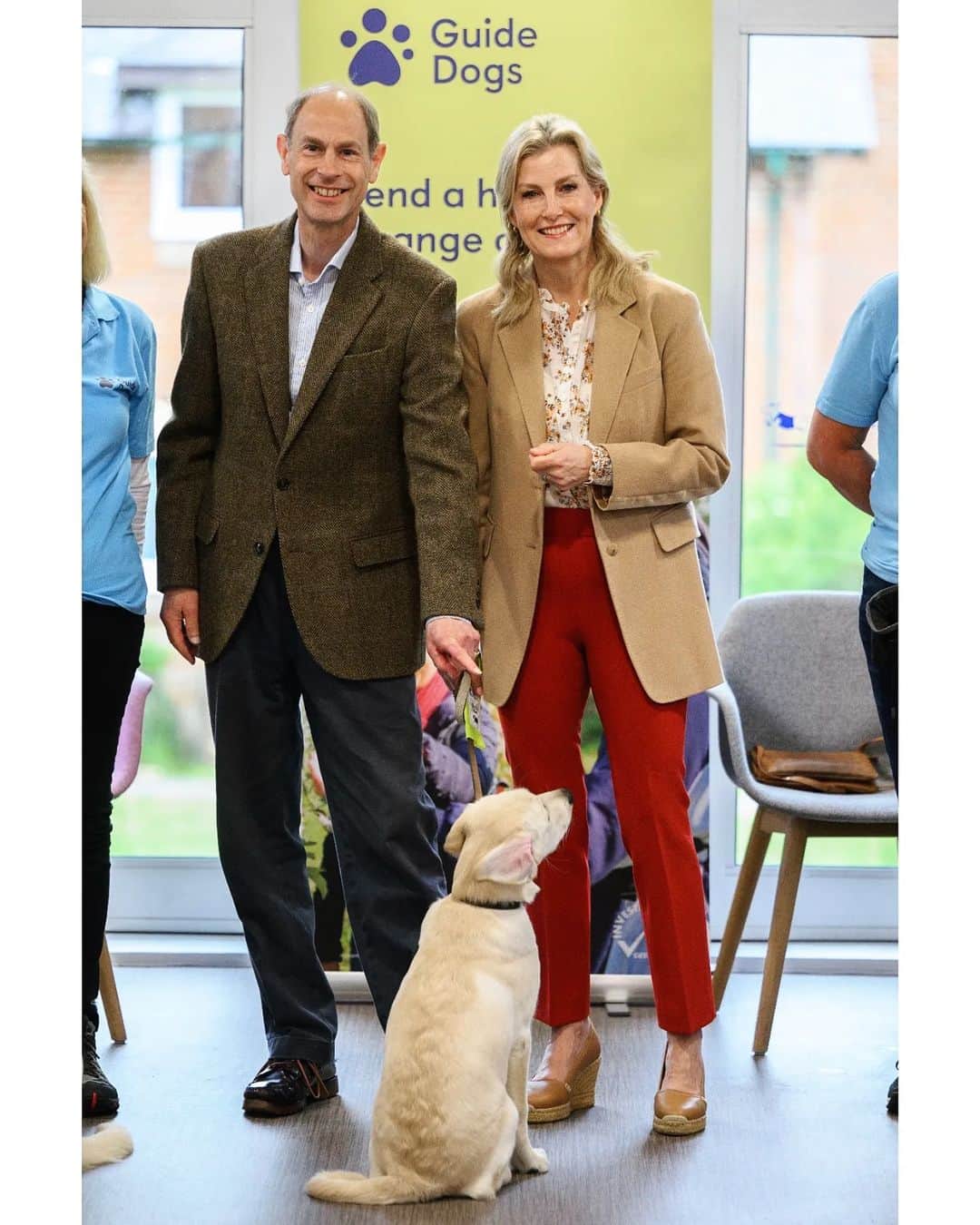 ロイヤル・ファミリーのインスタグラム：「🐾 Getting involved in the #TheBigHelpOut with @GuideDogsUK  The Duke and Duchess of Edinburgh joined Hollie, Lucy, Luker, Nyla and Sunny and their volunteer puppy raisers at a special training class that celebrated the weekend’s festivities with a coronation-themed café.  The interactive class focused on skills to help the puppies on their journey to become a guide dog and activities included participating in a recall session; food manners and how to refocus pups in a café situation.  📸 @royalfocus1 / @guidedogsuk / @chrisjacksongetty」