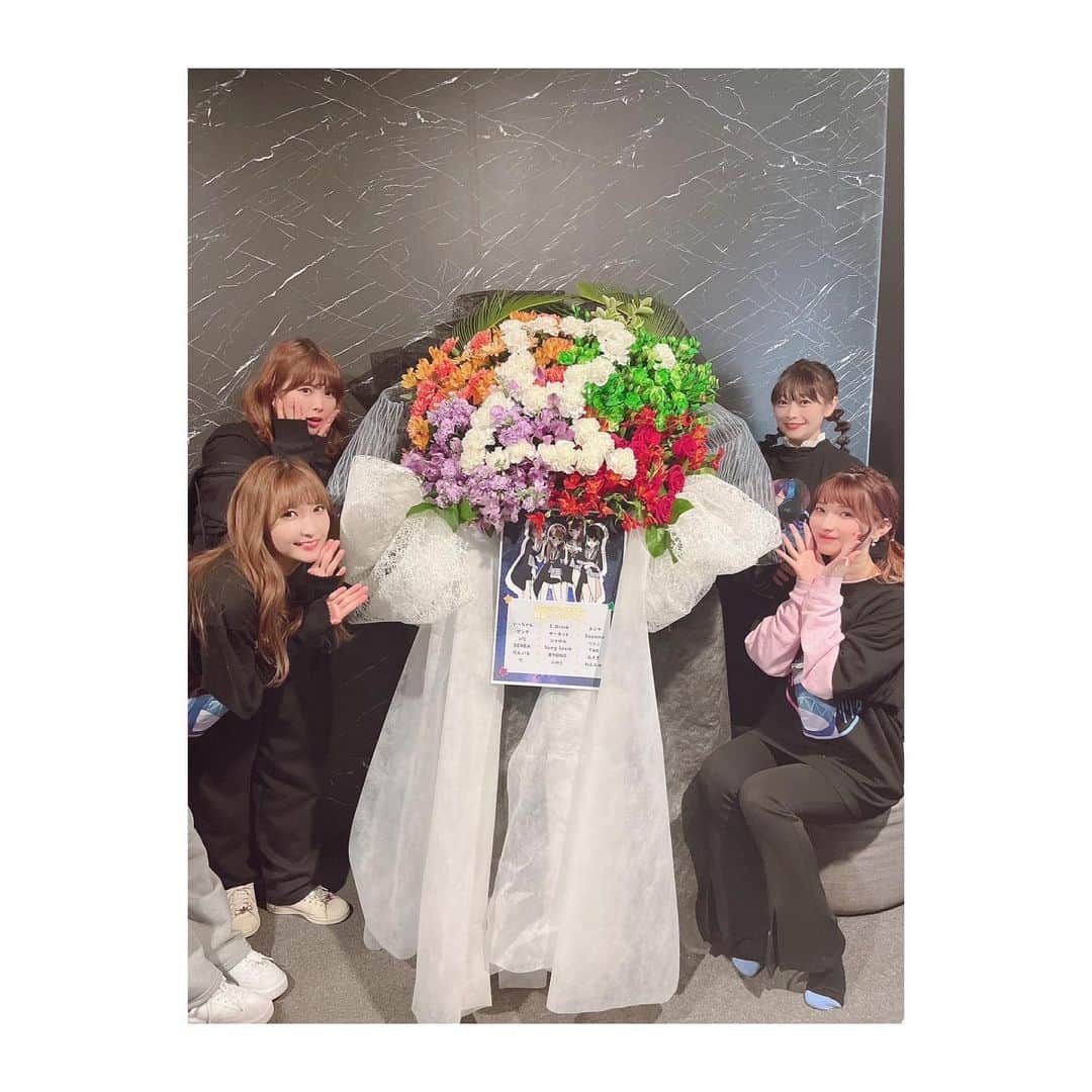 小山百代のインスタグラム：「・ ・ ・ ・ 韓国にて頂いたお花達💐 海を越えた地でもこうして 贈って頂けて幸せです🪽 ありがとうございます！  フラスタ、 メンバーカラーのお花に 囲まれたオリオン座が素敵…💫 新衣装のイラストも嬉しい〜！ 贈ってくれた有志の皆さま 愛をありがとうございます🌷  BYONDさんからの 楽屋花に添えられていた イラストと同じポーズを してみました🫶🏻可愛い！  ちょうゆきさん 私宛の素敵な楽屋花を ありがとうございます🌸 めちゃ嬉しいよ〜〜〜！  韓国での思い出お写真 少しずつ載せていきますね♪  ・ ・ ・ ・  #小山百代　#サンドリオン」