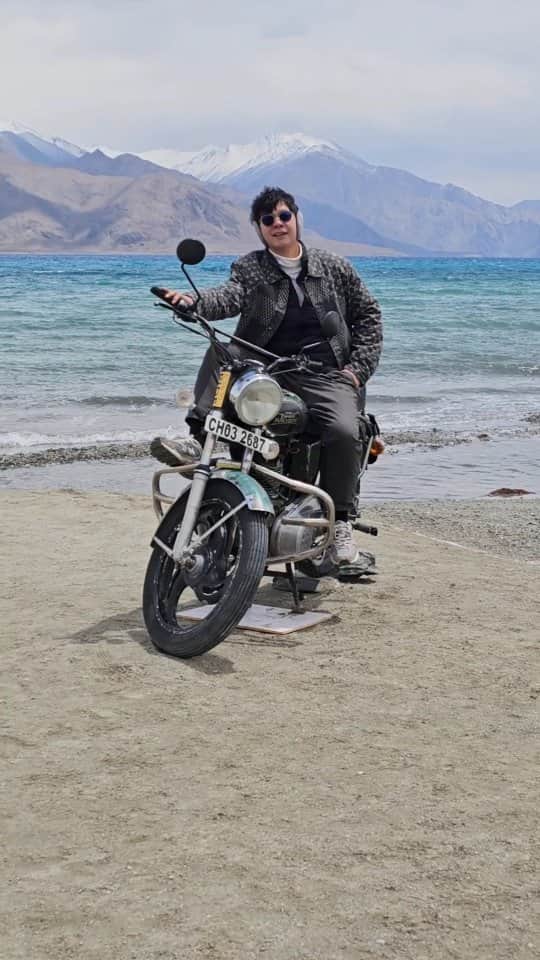 アイス・サランユーのインスタグラム：「My mission complete 🤍 Day 5 In Leh ladakh กับการได้ถ่ายรูปที่ทะเลสาบ Pangong Lake หนึ่งในจุดหมายปลายทางที่คนทั่วโลกใฝ่ฝัน มีความสนุกสนานมาก จนกระทั่ง ขากลับขับรถเข้าLeh  อีก 80 km จะถึงแล้ว มาถึง Tsoltak  ใกล้ changla pass ที่ความสูง 5,260 เมตร ในปริมาณOxygenที่ต่ำมาก ถนนถูกปิดด้วยหิมะ!! รถก็ติดอยู่ตรงนั้นไม่ขยับกว่า.. ชม ท่ามกลางภูเขาหิมะ ทั้งหนาว หูอื้อ หายใจลำบาก    ทั้งหมดที่เขียนไป จะบอกว่าเป็นเรื่องปกติของที่นี่ ไม่ว่าฤดูไหน คุณก็อาจเจอการปิดถนนได้ ทั้งหินจากภูเขาปิดทาง น้ำท่วม หรือ หิมะปิดทางแบบนี้ รสชาต การเดินทางที่แท้ทรู #lehladakh  #india  #icesarunyuaroundtheworld」