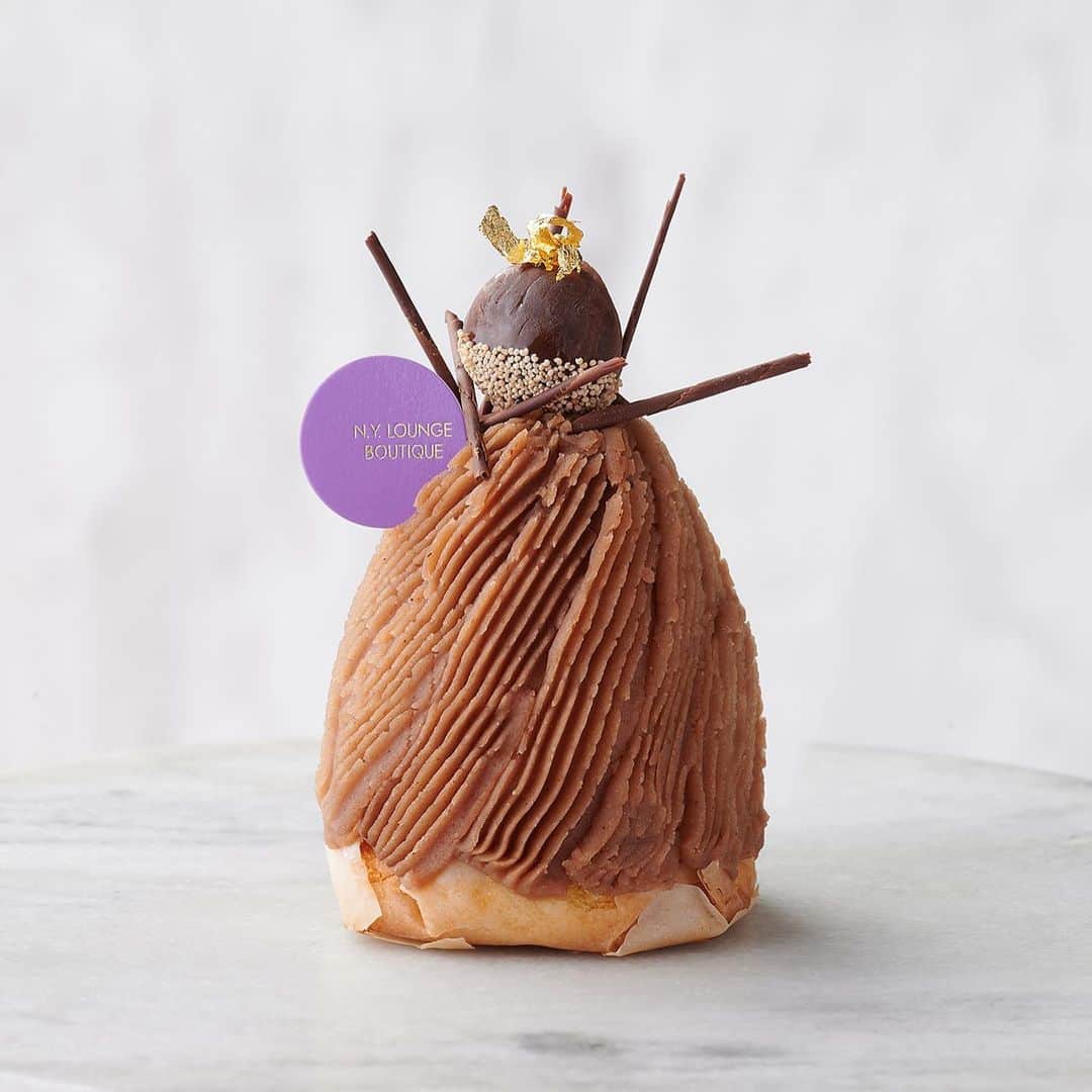 InterContinental Tokyo Bayさんのインスタグラム写真 - (InterContinental Tokyo BayInstagram)「. 🌰Premium Mont Blanc delicately crafted by Executive Pastry Chef Tsunagi Yao is available all year round at N. Y Lounge Boutique from today.  Inside is chestnut cream made with Japanese chestnuts paired with delicious chestnut paste from France, wrapped by phyllo pastry sheets which add a flaky and crispy texture to this cake.  It will be the perfect choice as a gift for your loved-ones or take to a party and share with your family or friends.  ザ・ショップ N.Y.ラウンジブティックにて、シェフパティシエ八尾綱紀による栗の魅力が詰まった「プレミアムモンブラン」を本日より販売をスタート。  アーモンドクリームを加えてサクサクに焼き上げた極薄のパートフィロに、甘さ控えめのフランス産のシャテーニュダルデッシュマロンペーストと香り高くの和栗ペーストを合わせたモンブランクリームをしぼり、和と洋のマリアージュが楽しめる一品に仕上げました。  ご自宅でのティータイムやギフトにぜひお試しください。  #ホテルインターコンチネンタル東京ベイ  #インターコンチネンタル東京ベイ  #intercontinentaltokyobay  #intercontinental  #intercontinentallife  #nyラウンジブティック  #nyloungeboutique  #モンブラン #モンブラン好き  #モンブラン好きな人と繋がりたい  #モンブランケーキ  #🌰  #シャテーニュダルデッシュ  #和栗 #フランス産栗  #栗 #毬栗　#栗好き  #マロンペースト #モン活 #モンブラン巡り」5月8日 23時25分 - intercontitokyobay