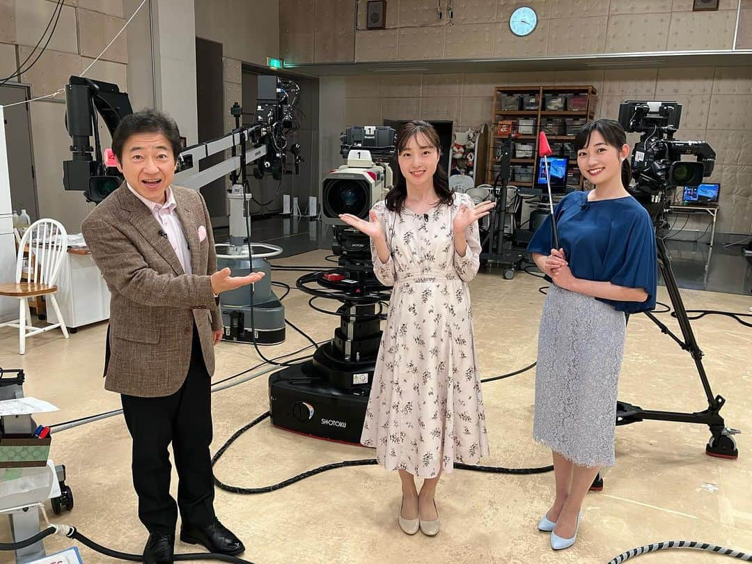 松本亜美さんのインスタグラム写真 - (松本亜美Instagram)「今日も新潟一番をご覧いただきありがとうございました😊 月曜日のワイドメンバーで愉快な写真を撮りました📸  テーマは「スポーツ」 みんなが載せているのでなんとなく分かると思いますが…  堀さん⇨剣道⚔ 巧くん⇨ボクシング🥊 みうちゃん⇨野球⚾️ けんけん⇨マラソン走り終わった人🏃‍♂️ あみ⇨フィギュアスケート⛸  こんな感じのポージングでした☀️  2枚目はあまり無い構図で…ということで、カメラをバックに撮影会でした🎥  連休明けですが、無理せずマイペースに過ごしましょう🫧  #teny #テレビ新潟  #夕方ワイド新潟一番  #スタジオ #MC #月曜メンバー  #テーマ #スポーツ  #カメラをバックに撮影  #個性豊か  #剣道 #ボクシング #野球 #マラソン #フィギュアスケート  #アナウンサー  #堀敏彦 さん #大島巧アナウンサー  #西辻未侑アナウンサー  #佐藤剣慎アナウンサー  #松本亜美」5月8日 23時27分 - ami_matsumoto_teny