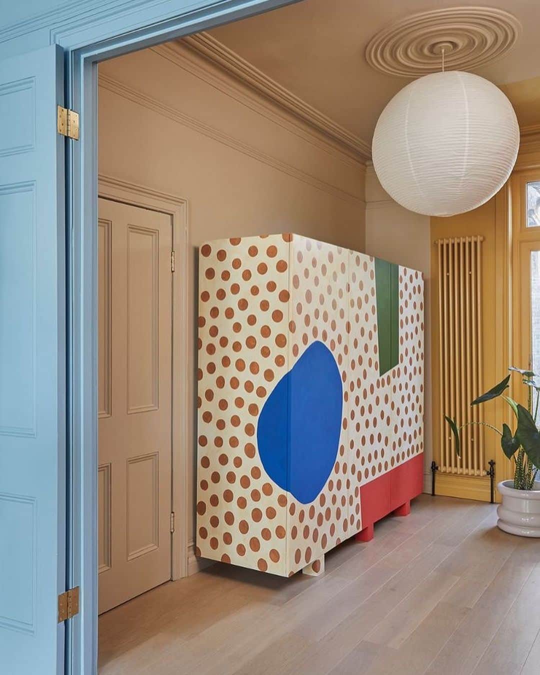 Homepolishのインスタグラム：「Sight Unseen called this “intensely color-blocked” and we are here for it - #swipe to brighten your morning with a look at this London home by Studio Rhonda. @studio_rhonda @_sightunseen_  Photos by Veerle Evans.   #colorfulhome #renovation #homestyle #colorblocking #sightunseen #bespokehome #interiordesign #designlove #joinfreddie」