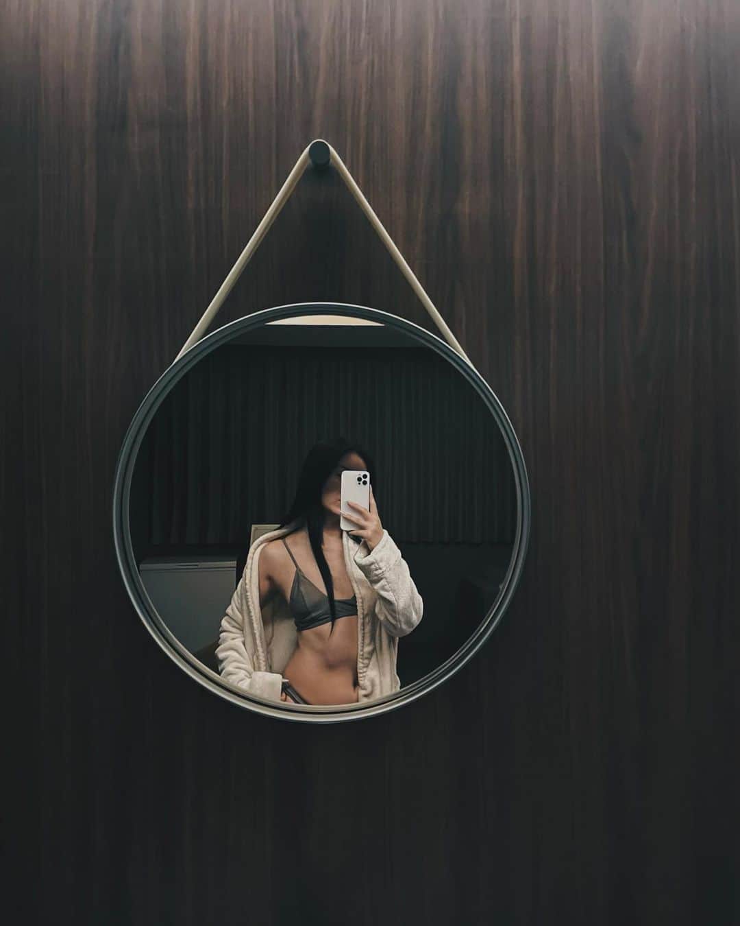 藤川ありすのインスタグラム：「究極の至福を感じられる 【THE AZABU HOUSE】 @theazabuhouse  【THE AZABU SAUNA】@theazabusauna  へ行ってきました。  ずっと行ってみたかった念願の会員制完全個室サウナを @yuika_matsuda.official にお誘い頂き行ってきたよ🧖🏻‍♀️ 広々とした無機質なオシャレな水風呂の隣には、アロマの香りを楽しめるセルフロウリュができます! 香りで楽しむサウナは本当に贅沢🌹  私的に1番贅沢だなと思ったのはサウナ上がりに整ったあと、温めた整いベッドでさらに整えられ、そしてそのあとオイルマッサージもしてもらえるの🥹ホットストーンのオイルマッサージは物凄く癒された…♡しかも担当のエステティシャンの方の腕も天才!!! 同じ空間で全て完結するってのがセレブな時間を堪能できて最高でした☺️  ここは深夜サウナも始まるそうで、 サウナ後個室バーとしてご利用可能だそうです。 別料金でシャンパンなど色々なドリンクを用意しているそう！  アメニティも充実していて、ドライヤー、コテ、アイロンはリファで、フェイスラインはオルビスを始めとした豊富なアメニティは使い放題だそう✨ 飲み終わりなどに行ってもそのままスキンケアして帰れちゃうのも最高♡  本当に至れに尽せりな空間でした😌🌹✨  #会員制サウナ #サウナ #リラクゼーション #アロマオイル」