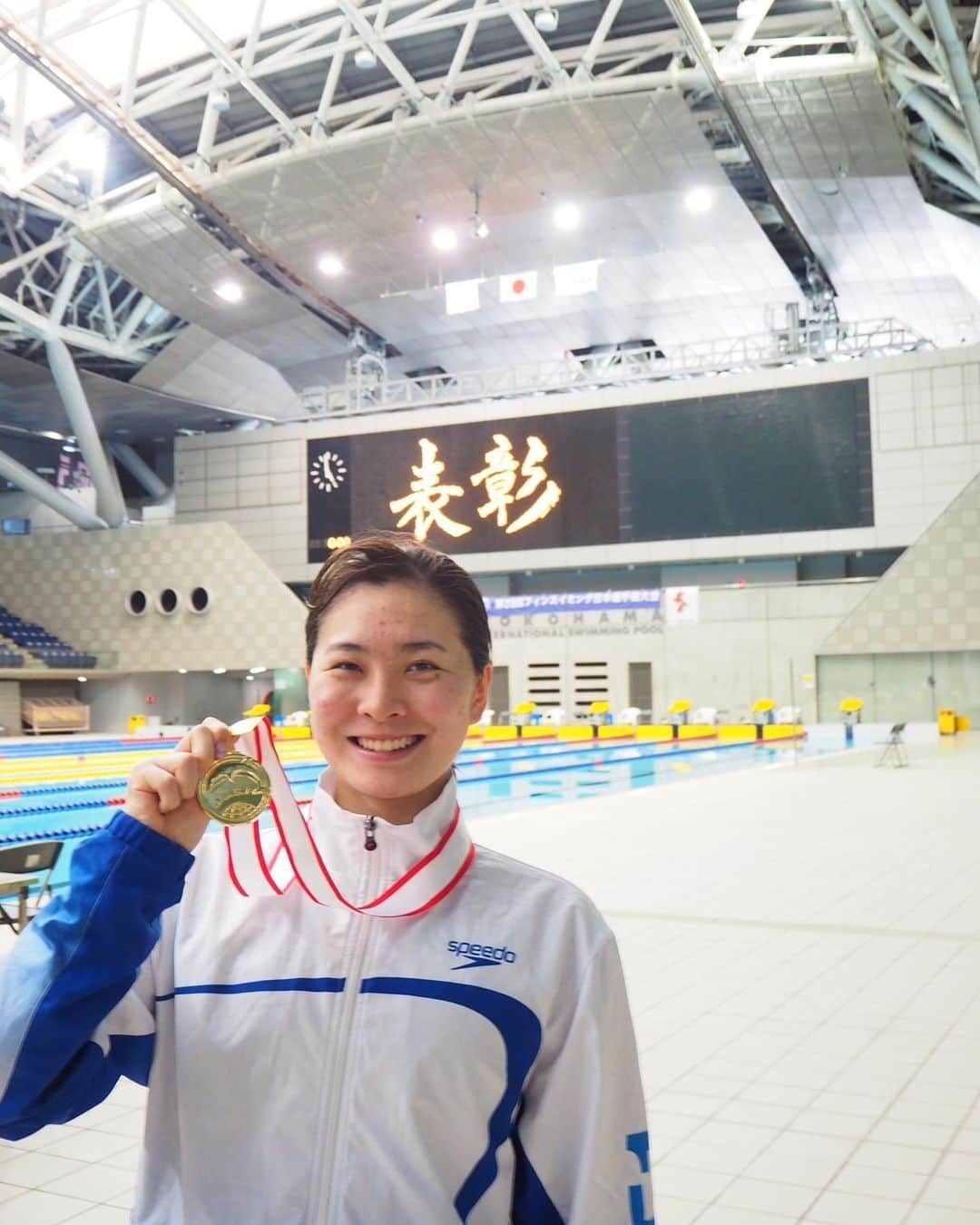 髙津奈々のインスタグラム：「🧜‍♀️🌊🐬  【第35回フィンスイミング日本選手権】  2種目優勝、個人3種目、リレー2種目で日本代表に内定🎌  11月にタイ・プーケットで行われます アジア選手権出場権を獲得しました🇹🇭  応援ありがとうございました。  結果 50m サーフィス　18.77 2位🥈 (PB+0.24) 100mサーフィス　42.06 優勝🥇(PB+0.52) 200mサーフィス　1.36.16優勝🥇(PB+3.00) 50mアプニア　　　17.57 4位　(PB+0.48)  たくさんの人が応援してくれたのにも関わらず 今回は自己ベストを更新することができませんでした。  自分すら越えられないのかと悔しいですが、 良くも悪くもどれか一つの種目に特化せず全部練習に取り組んだ結果がそのまま出ていると思います。  日本の代表選手として世界に挑むには何が必要か。 強みが何で弱いところがどこなのか。 そこを意識して1つ1つに特化した練習を積んでいきたいと思います。  最強になれるように。  1人よりみんなでやる方が頑張れるタイプなので みなさんの力をお借りしつつ、 結果で恩返しできるようまた頑張っていきます。  練習してくださる皆さん、また一緒にお願いします。  そして今回の大会でも、 普段から身体のメンテナンス、そしてアドバイスをくれる @nobuki_bbc 橘信基さんに3日間ケアをして頂きました。  私の細かすぎる要望に 応えてくださりいつも感謝しかありません。  ありがとうございました🙇‍♀️✨  #フィンスイミング #日本選手権 #日本代表 #選考会 #finswimming  #プール #clubteamStyle1 #すたわん #優勝 #準優勝 #アスリート #選手」