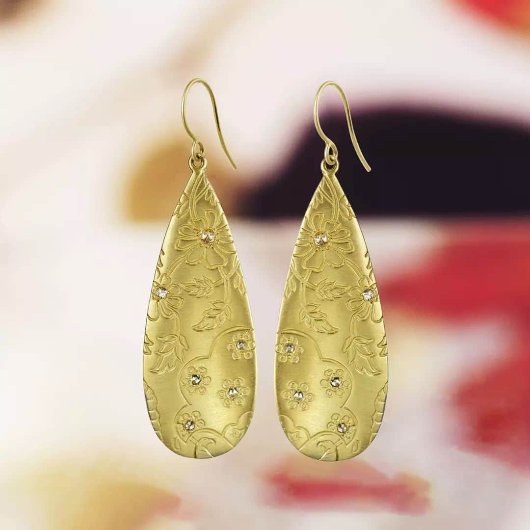 ミーアンドローのインスタグラム：「The gentle curve of these recycled 18K gold earrings show off a minute and complex paisley pattern, like an entire garden in your ear, or an eternal floral dance.」