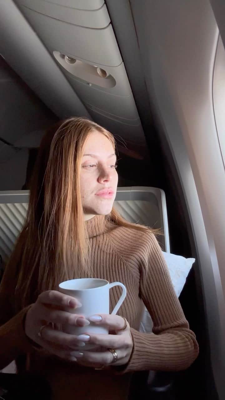 マリ・マリアのインスタグラム：「Cheguei Barcelona ✈️  @oxcosmeticos ❣️」