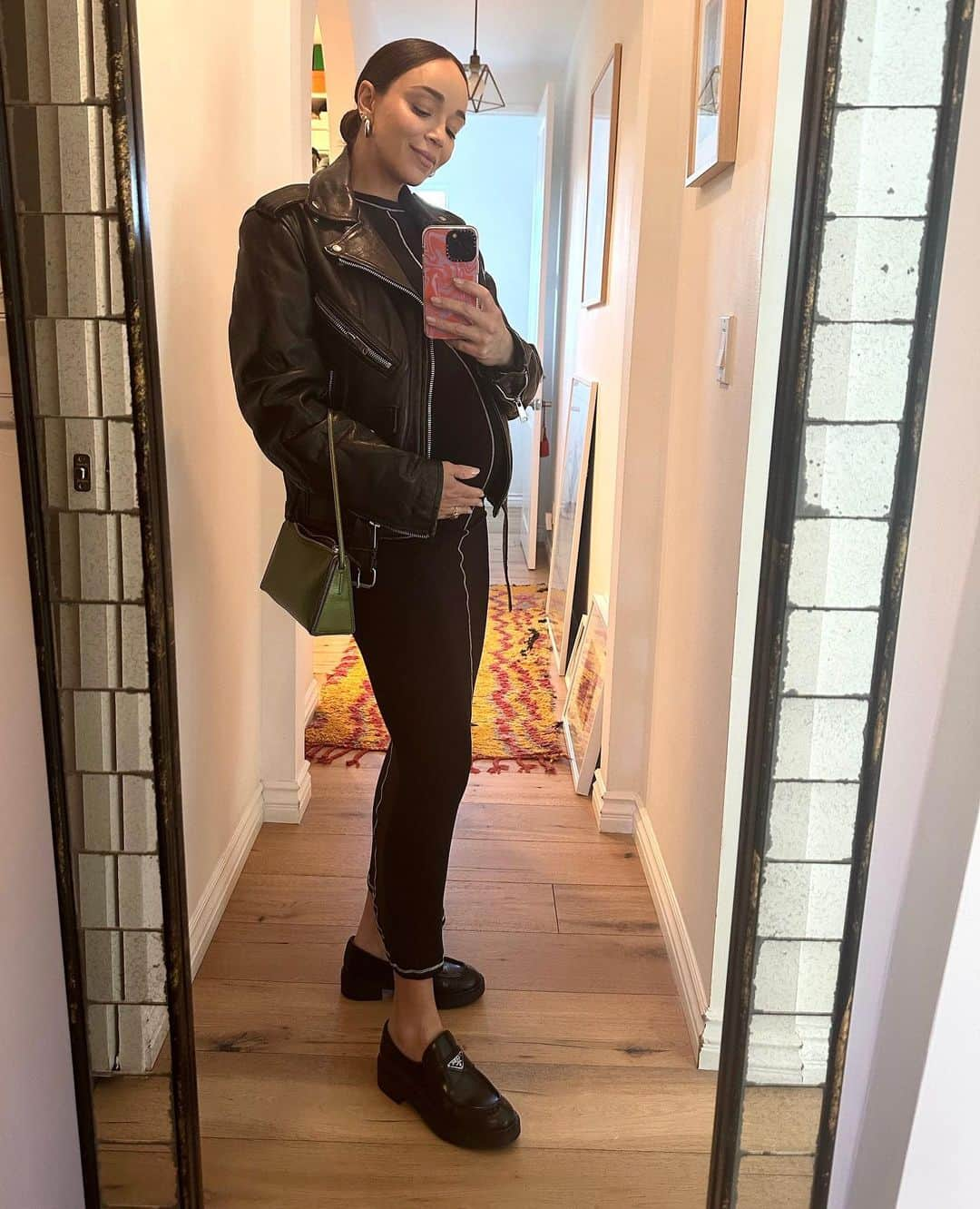 アシュリー・マデクウェさんのインスタグラム写真 - (アシュリー・マデクウェInstagram)「The bump last week. Didn’t include my compression sock hiking outfit. I feel like seeing that once on my story was enough?」5月8日 23時49分 - ashleymadekwe