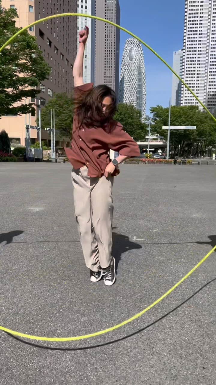 水野絵梨奈のインスタグラム：「Double Dutch✨ ダンスもダブルダッチも本当に楽しい…✨ Dance with me @lilleisebutgold @kmmusic_official  Turner: @dd.k_ta @iwanessinsane  Jumper: @elina_mizuno  Camera @ksy_flydiggerz  #幸せな時間 #いやまじで #どんな現場やねんパート3   #感謝です #doubledutch  #dance #freerope #lilleisebutgold #km #dancewithme」