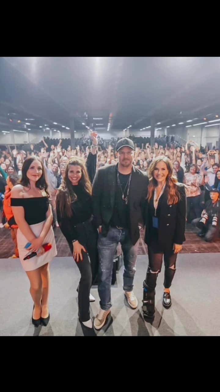 のインスタグラム：「A true joy seeing these old friends.  Thank you to all the happy smiling faces who joined us for the panel and greeted us at our tables. As I said, I could never adequately quantify or articulate what this fandom has meant to me. Thank you again, Germany!」