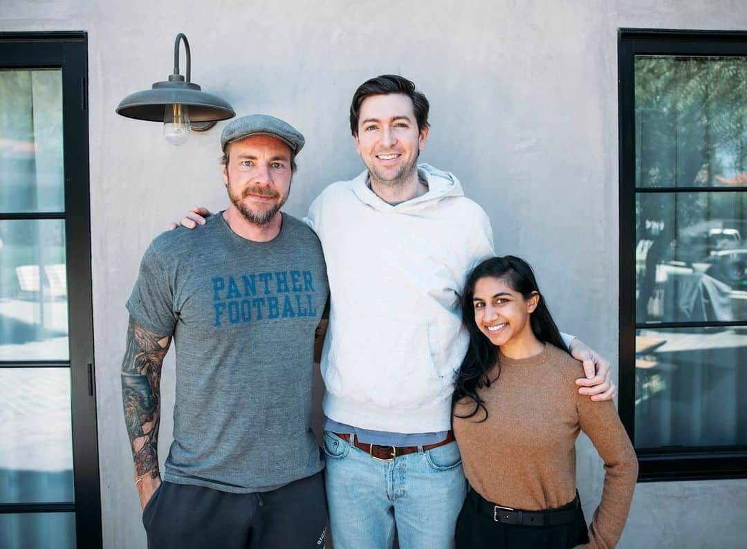 ダックス・シェパードさんのインスタグラム写真 - (ダックス・シェパードInstagram)「Look how tiny we are!!!! Our favorite “Cousin Greg,” @nicholasbraun is here!!! @spotifypodcasts @armchairexppod」5月8日 23時55分 - daxshepard