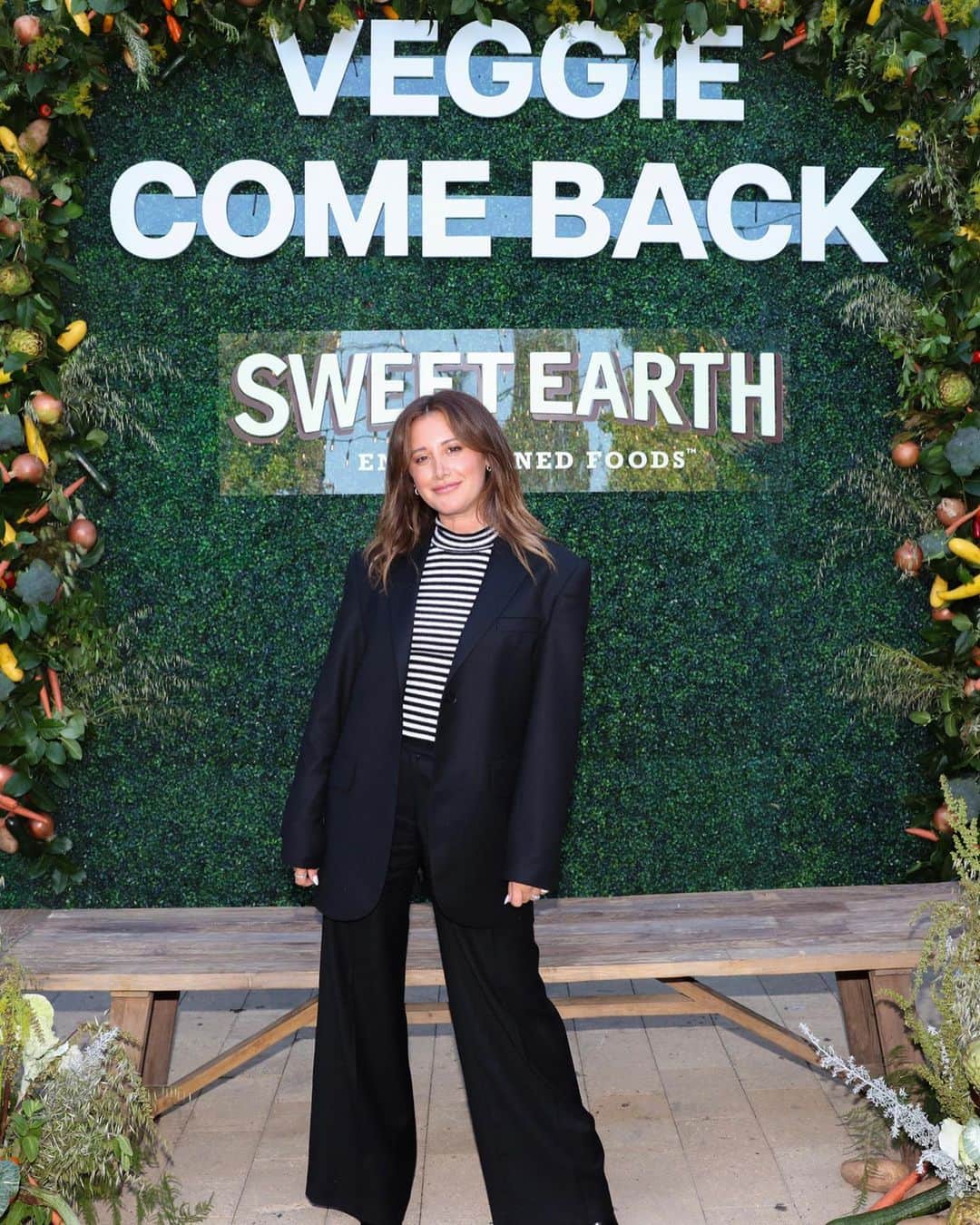 アシュレイ・ティスデイルのインスタグラム：「#ad Hosting dinner parties is one of my favorite things to do – I love bringing a community together over great food and drinks and co-hosting the #VeggieComeBack event with @sweetearthfoods was nothing short of just that! With the delicious new Sweet Earth recipes, we put together an amazing plant-based dinner all about re-inventing how we look at plant-based foods and made amazing memories and new friends! 💚」