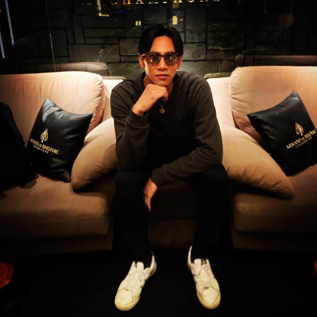 ダース・ローマシュ匡のインスタグラム：「ただサングラスかけて座ってるだけやのにモデルになりました。 #モデル 風　#意識してません #わかる人にはわかる場所 #人のサングラスで遊ぶ」