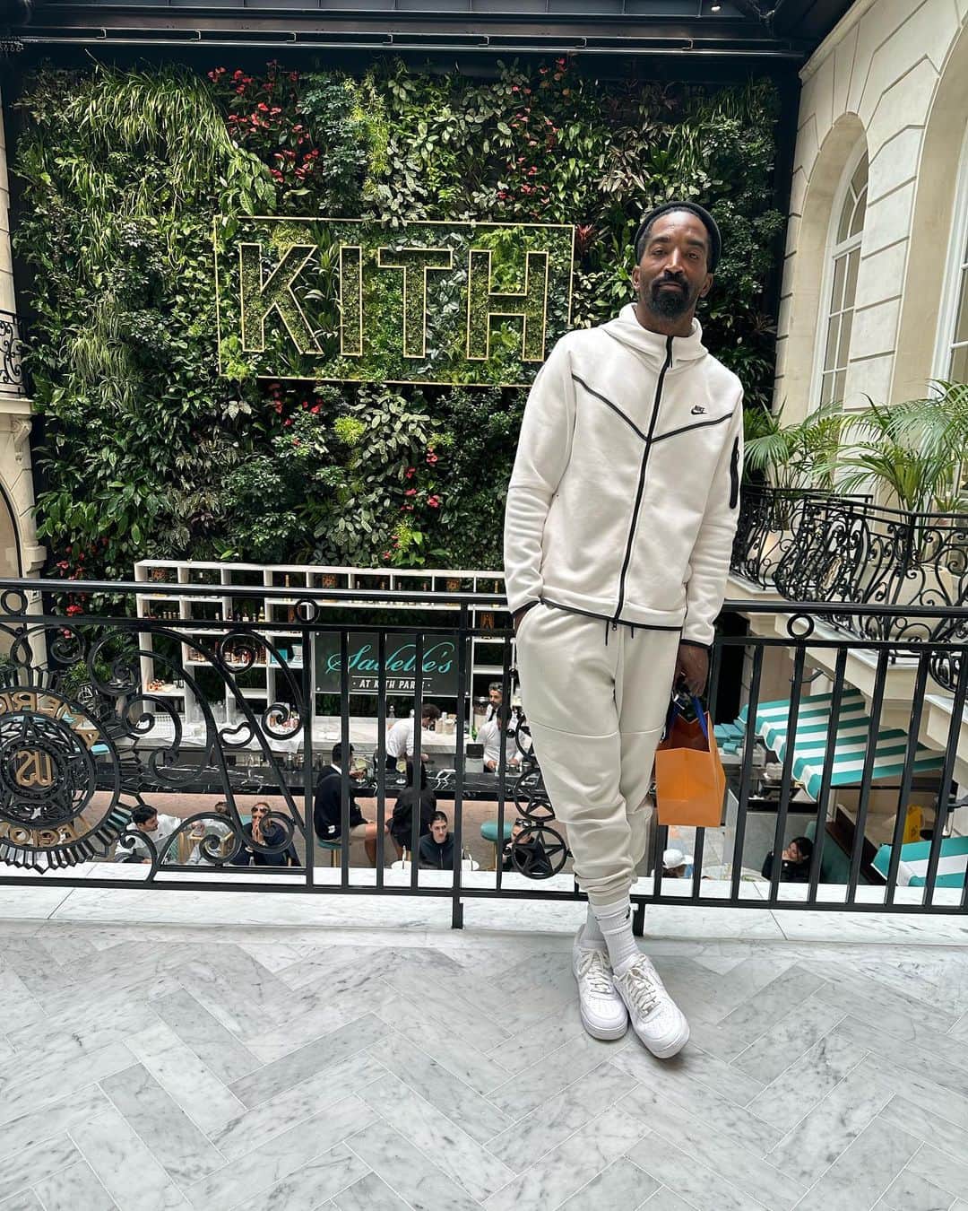 J・R・スミスのインスタグラム：「Even when I’m not home I have to go home! @kith @kithonly」