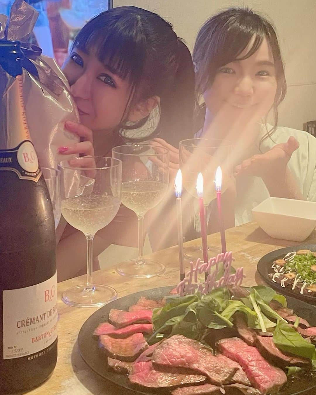石川蓮美のインスタグラム：「#誕生日ディナー  ○6ちゃいになったのよ〜！ お祝いしてくれた友達にも感謝だし、まさかのローストビーフケーキが感動🥺 カツオのたたきのサラダとか、 アクアパッツァとか、たくさんの美味しいもの食べて、 まさかのピンクの豹柄スリッパプレゼントしてもらったよー（ ; ; ） イメージで選んでくれたの嬉しい。。 マジテンション上がるわw  ５月はずっとパーティ〜予定なので皆さんよろしくでーす笑 #５月生まれ #ゴムの日」