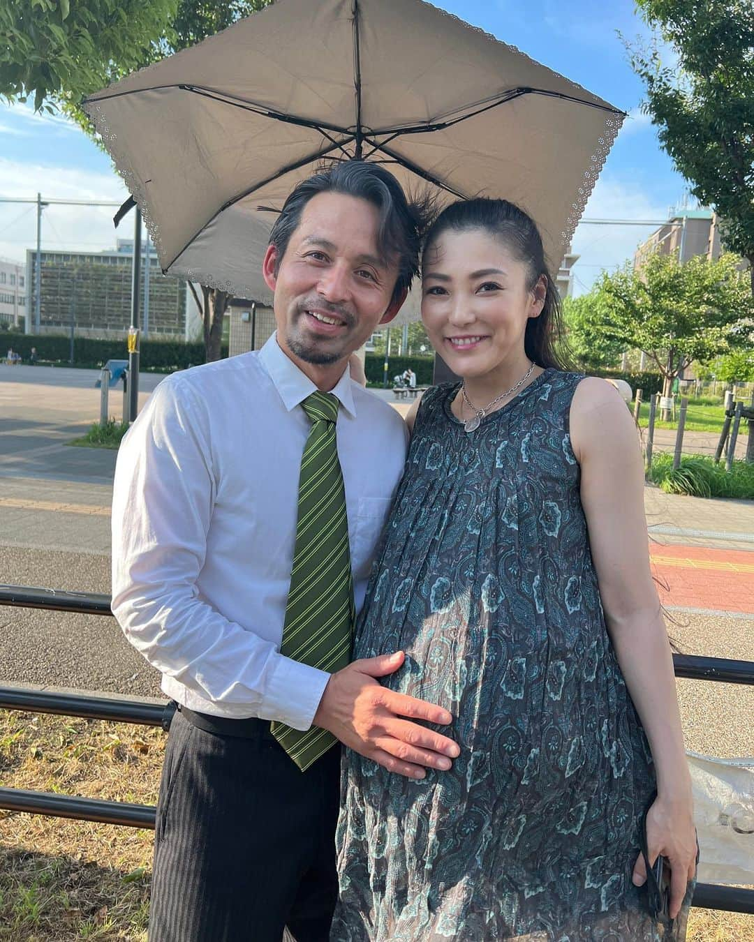 福山理子さんのインスタグラム写真 - (福山理子Instagram)「今、今週少しだけ出させていただいてる、Vシネマの台本読んでました🎬  て、そうそう、いつか出そうと思ってたんですけど見てください。この写真 去年の夏に生まれて、初めて #妊婦さん の役をさせていただきました🎥 初めて女性映画監督にお会いもできて嬉しかったです😍  #吉行由美 監督作品  #ラブラブシェアハウス２　ライフwithセクシー・ガールズ   です  多分、一瞬ですが、とても貴重な体験をさせていただいてとても楽しかったです  たまたまほんとに知らなかったけど、#竜神様 も映っていて、とても気持ち夏の終わりでした  知らない、後で見て気がついた龍神さま🐲 ってさらに嬉しいです おっきいお腹☺️ 実は、お腹の中はこんな感じ😜  旦那さん役は無いけど、出演されていた 石川雄也さんと写真を撮りました😌  少しずつ夢が叶っている感じがします。  演技頑張らないと 日々みなさまに感謝を込めて  #役者 #龍神さま」5月9日 0時04分 - rikofukuyama