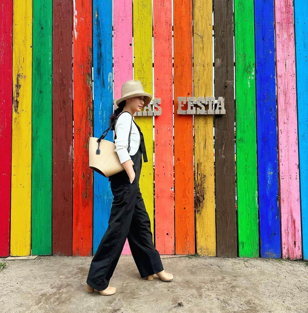 のインスタグラム：「. . . photo by 👩  姪っ子が撮ってくれた写真♡  姪っ子が可愛い！可愛い！ と言ってくれた シャカシャカサロペット♡ @herin.cye   この後 大雨になりました☂️  👒　@marihoja  👚　@blackbymoussy_official  👜　@vasic_japan   #japan #fashion #love #hat #rompers  #herin  #photo #pants #麦わら帽子 #好き #深め帽子 #サロペット #最高 #春服 #👒」