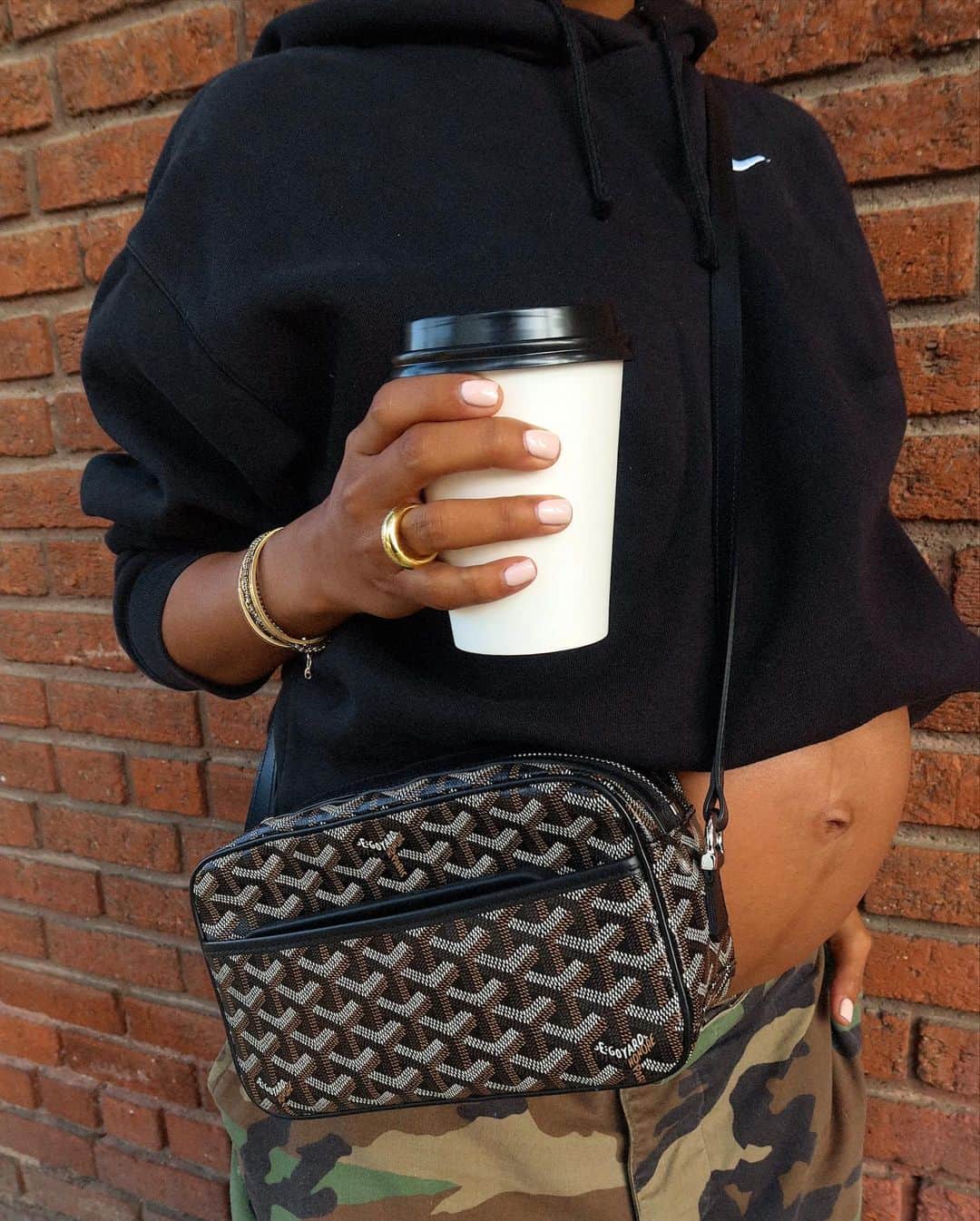 ジュリー・サリニャーナさんのインスタグラム写真 - (ジュリー・サリニャーナInstagram)「Monday streetstylin’ to my local coffee shop ☕️  Wearing : @shopredone camo pants  @vehlaeyewear sunnies @nike sweatshirt Hermes sandals  #maternitystyle」5月9日 0時06分 - sincerelyjules