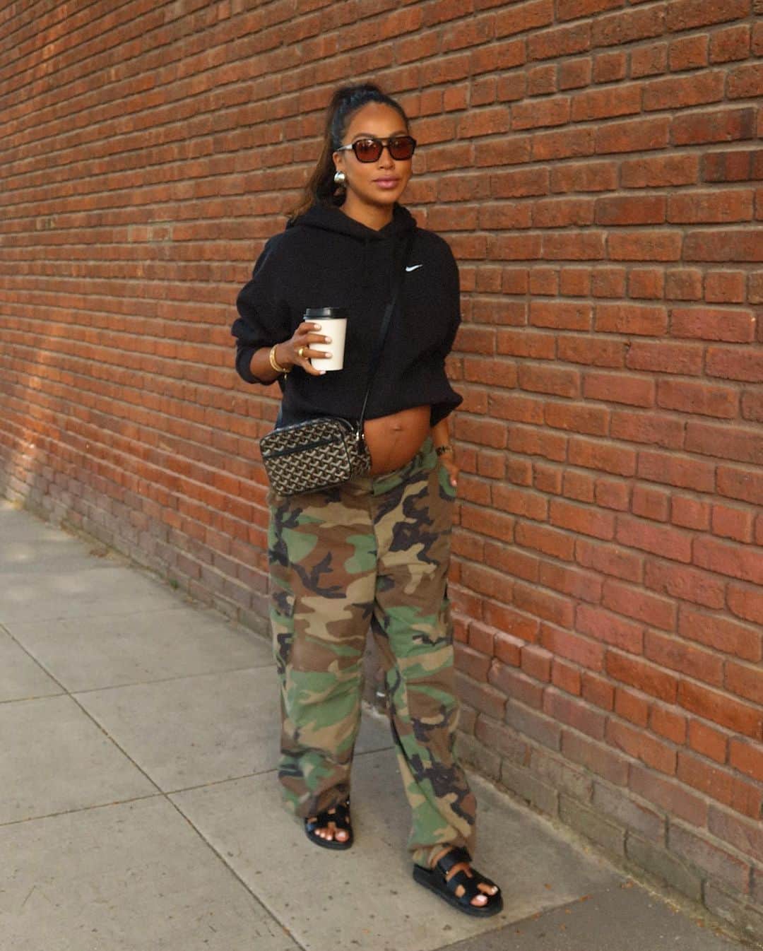 ジュリー・サリニャーナのインスタグラム：「Monday streetstylin’ to my local coffee shop ☕️  Wearing : @shopredone camo pants  @vehlaeyewear sunnies @nike sweatshirt Hermes sandals  #maternitystyle」