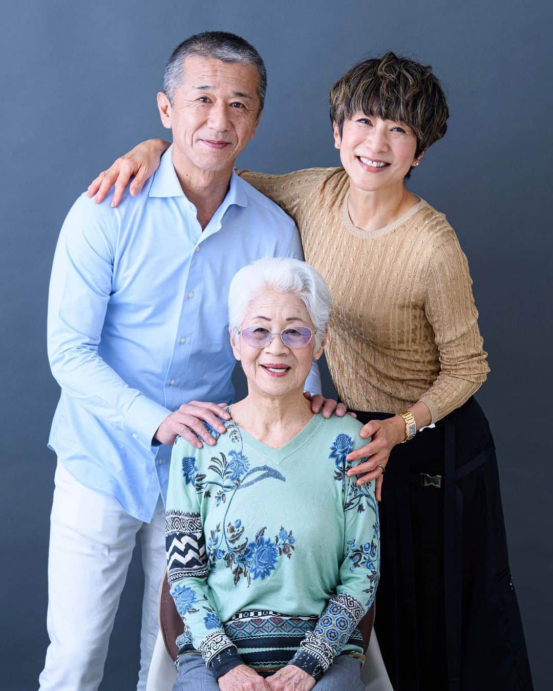 黒田知永子のインスタグラム：「. 母の米寿のお祝いをしました💐 （お誕生日は3月…でも今頃💧） 元気でお祝いできて良かった。 「私こんな歳まで生きてると思わなかったわ〜」だそう。 かなりのおとぼけですが、元気で美味しくご飯が食べれるって幸せ。 「90歳になってみたいわ〜」 元気でいてね👏  人間も犬猫も高齢化な我が家です☺︎  📣📣📣  @stand_fm 更新してます！ @stand_fm のアプリからかプロフィール欄のリンクツリーから聞くことができます。 お時間のある時に聞いてくださいね☺  #standfm  #黒田知永子のchikoplusチャンネル  #ラジオでおしゃべり  #相変わらず補聴器は嫌い #米寿のお祝い  #弟家族と @shinkowatanabe 🌼 #黒田知永子 #chiekokuroda」