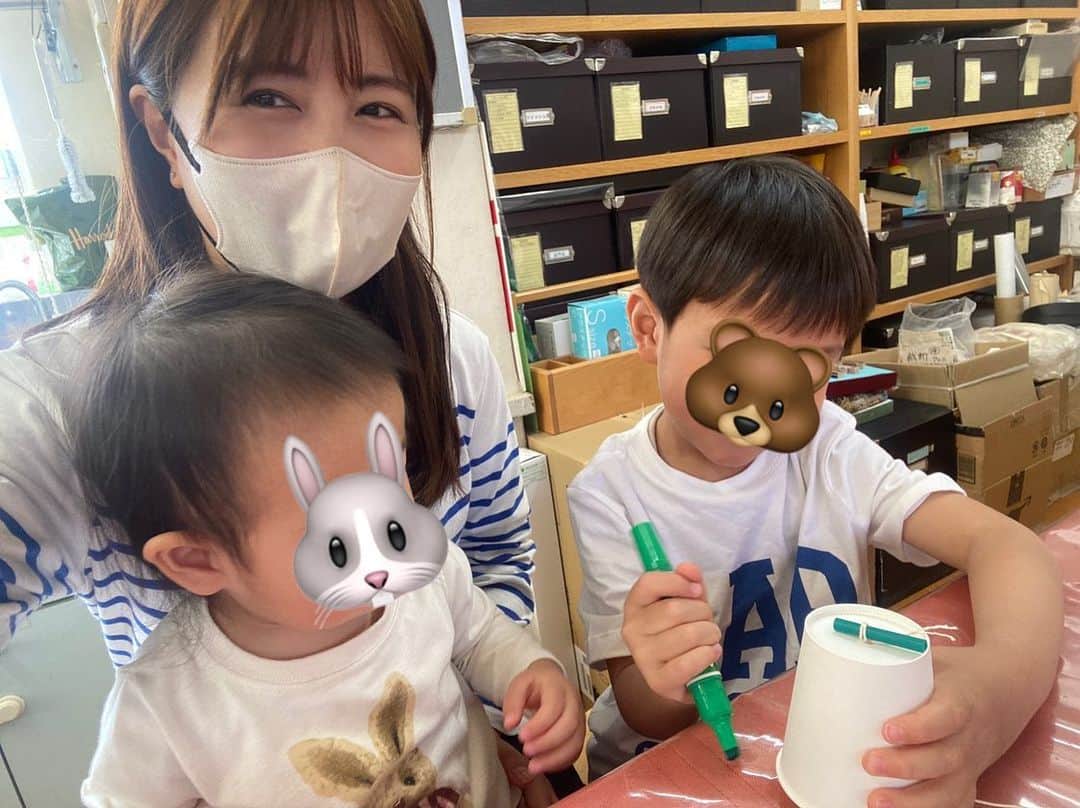 野中藍さんのインスタグラム写真 - (野中藍Instagram)「#東京おもちゃ美術館   紙コップで製作をしたり、 木のおもちゃや昔ながらのおもちゃで遊べたり、 なにより遊んでくださるスタッフさん（ボランティアさん？）が子供好きなのが伝わってきて、 ワンオペだと一人で二人みるのは大変なので、とても助かりました🙏✨ （もちろん、友達ママにもたくさん助けられました✨）  新宿御苑が近いので、 歩いて、途中ランチをテイクアウトしてピクニックへ。。🚶‍♀️🚶🚶‍♂️ これまた美味しいものに詳しい友達のおかげで、美味しいハンバーガーとおやつも食べられました😋 子供が小さいとお店より公園でピクニックが気が楽…✨  このコース、またやりたいです♪  #gw最初のおでかけ  #四ツ谷三丁目  #子連れお出かけ  #子連れおでかけスポット」5月9日 0時11分 - ai_nonaka
