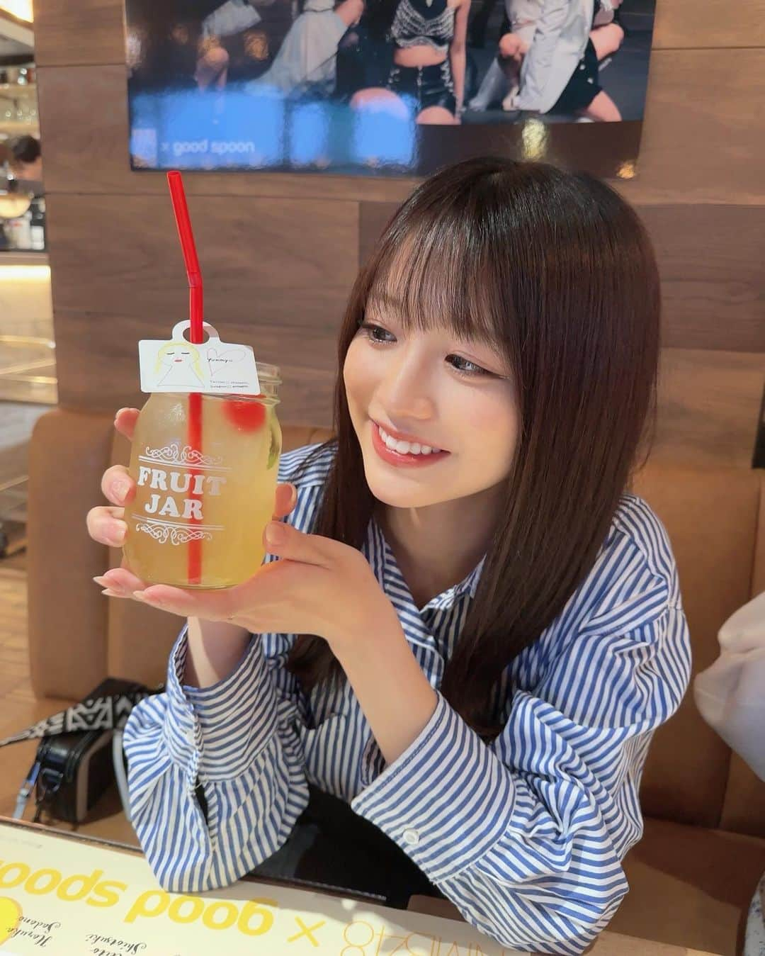 坂田心咲のインスタグラム：「. ちゃぴちゃぴトロピカル飲んでくれた？🍹💛  そしてまさかのコースター自引きしました(⸝⸝ɞ̴̶̷ ·̫ ‹⸝⸝ᐡ)~♡  #NMB48 #坂田心咲 #アイドル #05 #jk #ljk #melotte #ロマンティックローズ #goodspoon #ちゃぴちゃぴトロピカル #外ハネヘア #ストライプシャツ」