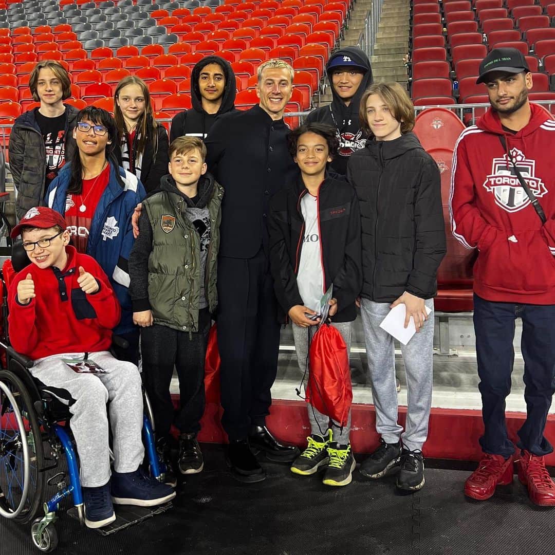 フェデリコ・ベルナルデスキのインスタグラム：「What an AMAZING way to embrace such an important project like Fede’s Friends of @hollandbloorview ❤️  I had so much fun meeting these special guys. Literally speechless.. so proud and so grateful to be a part of this.   Can’t say in a few words how happy I am to be able to give them a smile.   Can’t wait to meet y’all!! 🤙🏻  #toronto #fedesfriends #rockngoal」