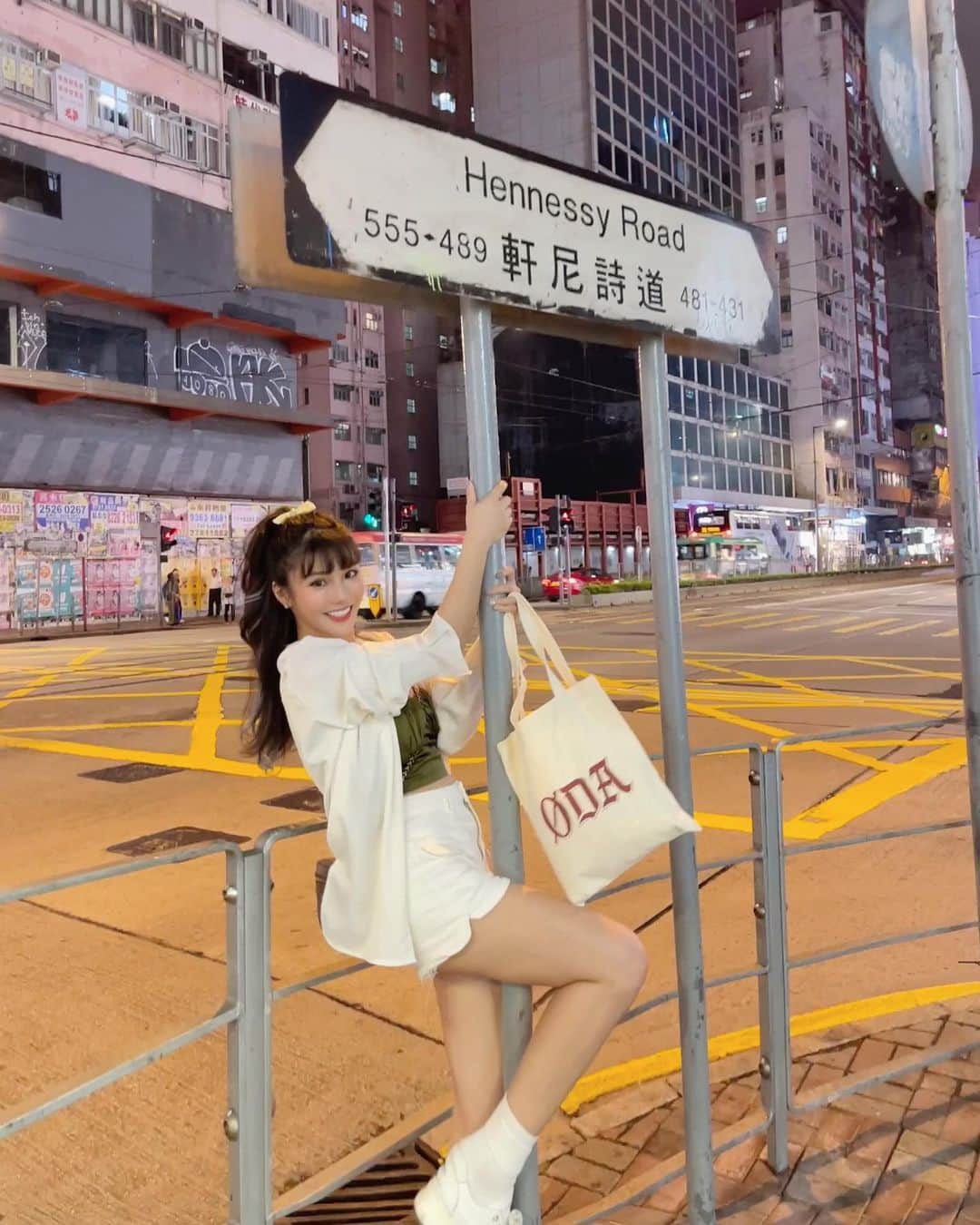 琳妲さんのインスタグラム写真 - (琳妲Instagram)「🇭🇰 聽講黎香港一定要去一次蘭桂坊🍷 可惜只係留係到幾日 下次再黎一定要好好玩下 雖然係禮拜一 但呢到都好熱鬧呀🫶🏻 I Love HK🇭🇰🇭🇰🇭🇰🇭🇰🇭🇰  #蘭桂坊 #香港 #香港景點 #旅遊妲人」5月9日 0時20分 - linda831212