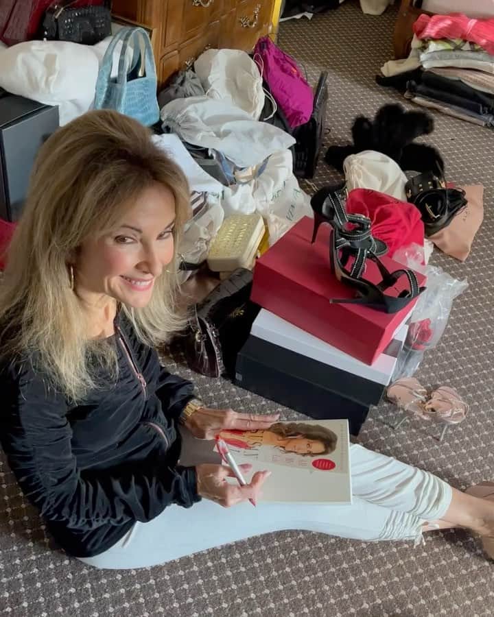 スーザン・ルッチのインスタグラム：「Signing my last 3 personal hard-copies of my NY Times Bestseller memoir ALL MY LIFE—for my Auction to benefit Stroke awareness and research!!!  3 days left to get in on the fun, find a treasure for yourself,  and help us all fight Stroke!!!❤️❤️❤️ @AHA/ASA #win/win/win #savinglives」